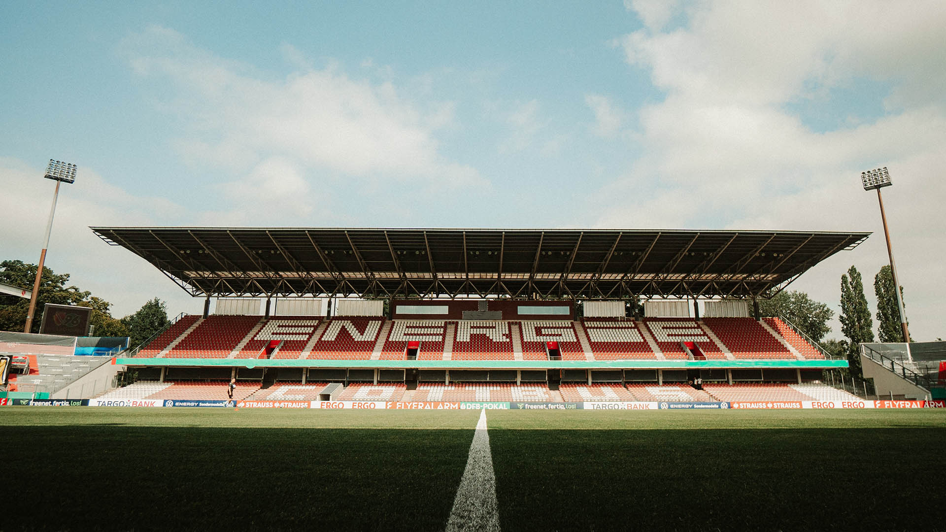 Eine leere Tribüne im Cottbus-Stadion.