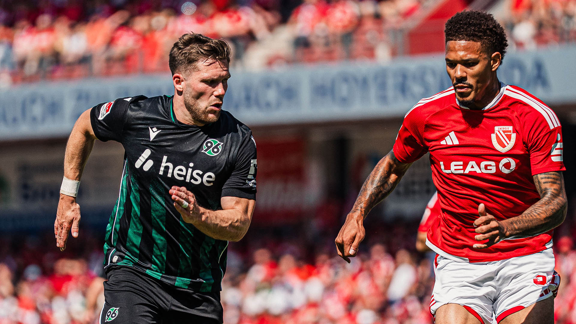 Källman im Zweikampf mit einem Cottbus-Spieler.
