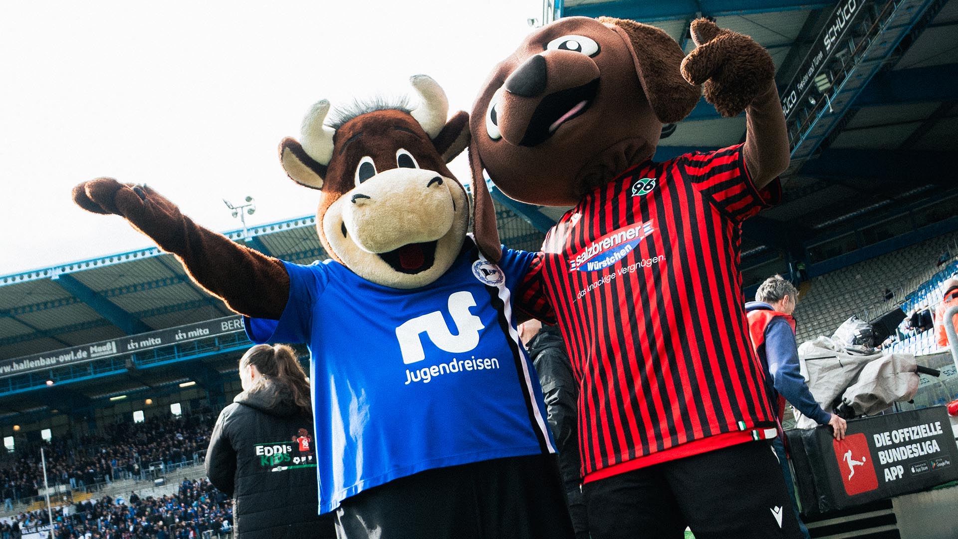Die Maskottchen von Bielefeld und Hannover.