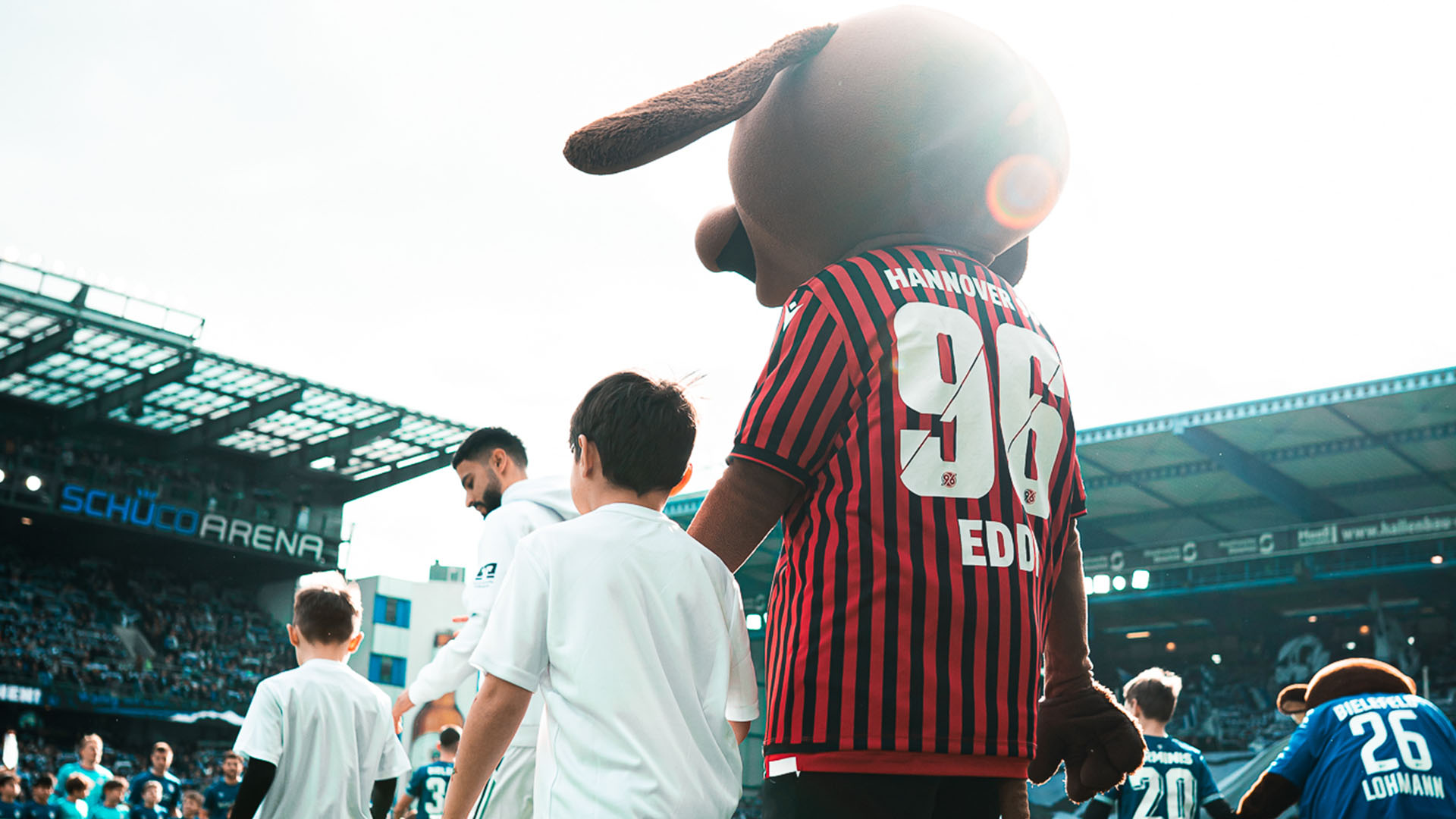 Hannover Maskottchen mit Einlaufkind.