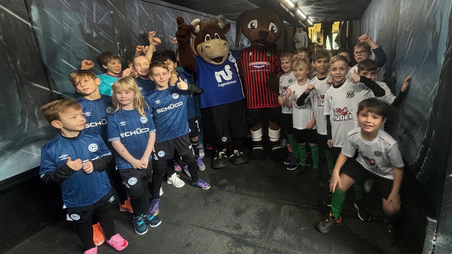 Einlaufkinder im Spielertunnel.