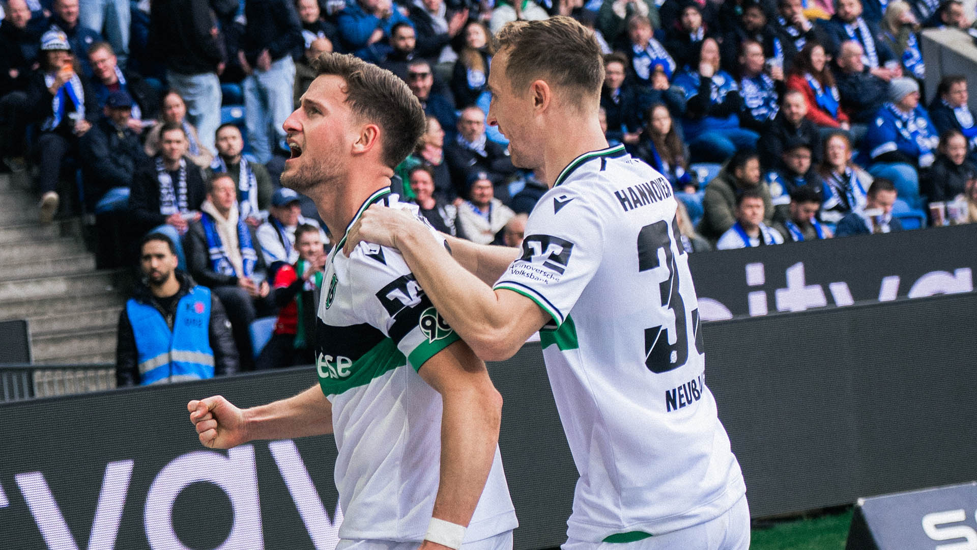 Enzo Leopold und Maurice Neubauer bejubeln ein Tor.