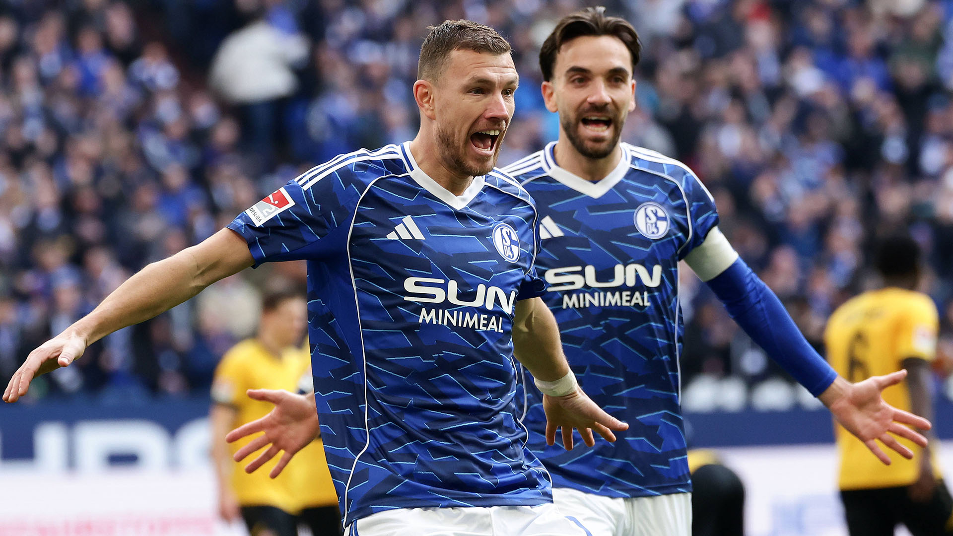 Edin Dzeko (links) und Kenan Karaman im blauen Schalke Trikot.