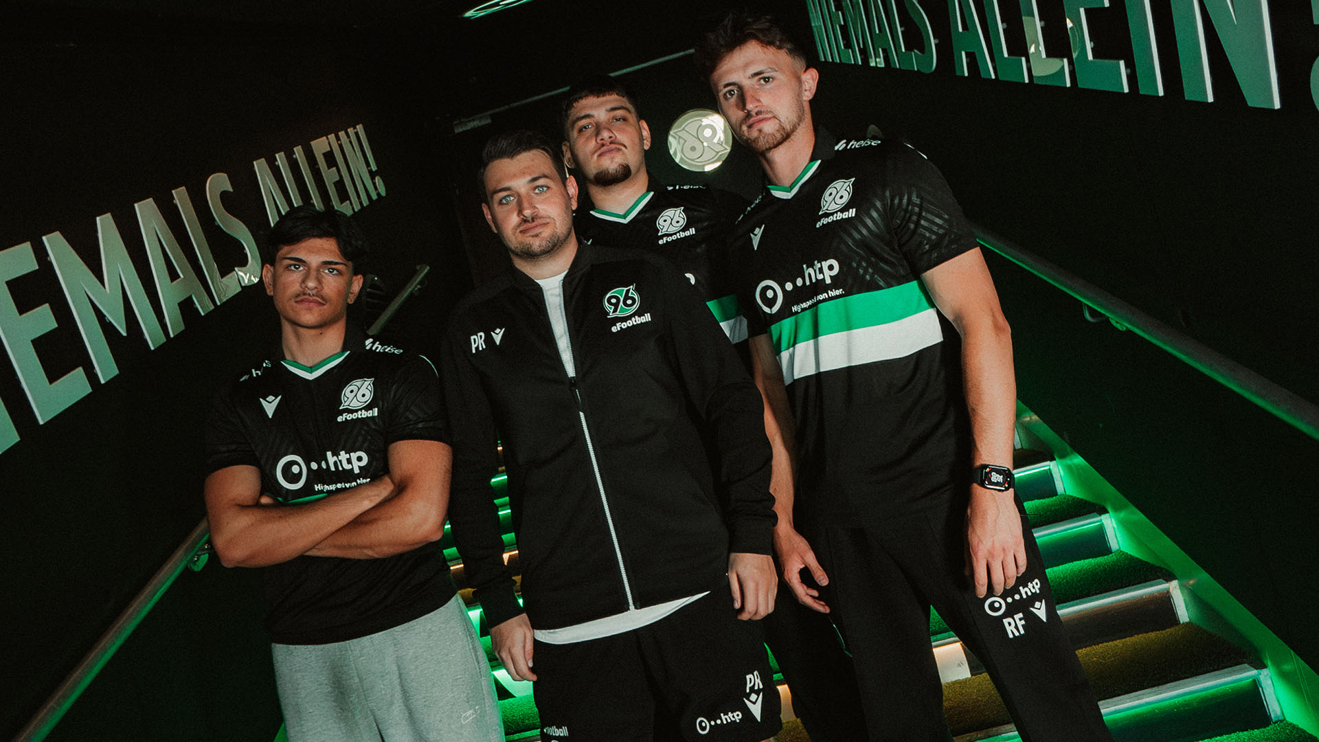 Das efootball-Team auf der Treppe im Spielertunnel.