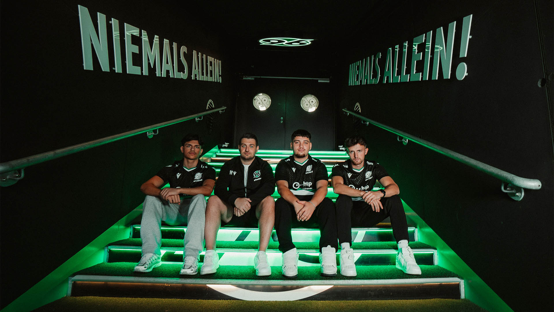 Das vierköpfige eFootball-Team sitzt im beleuchteten Spielertunnel.