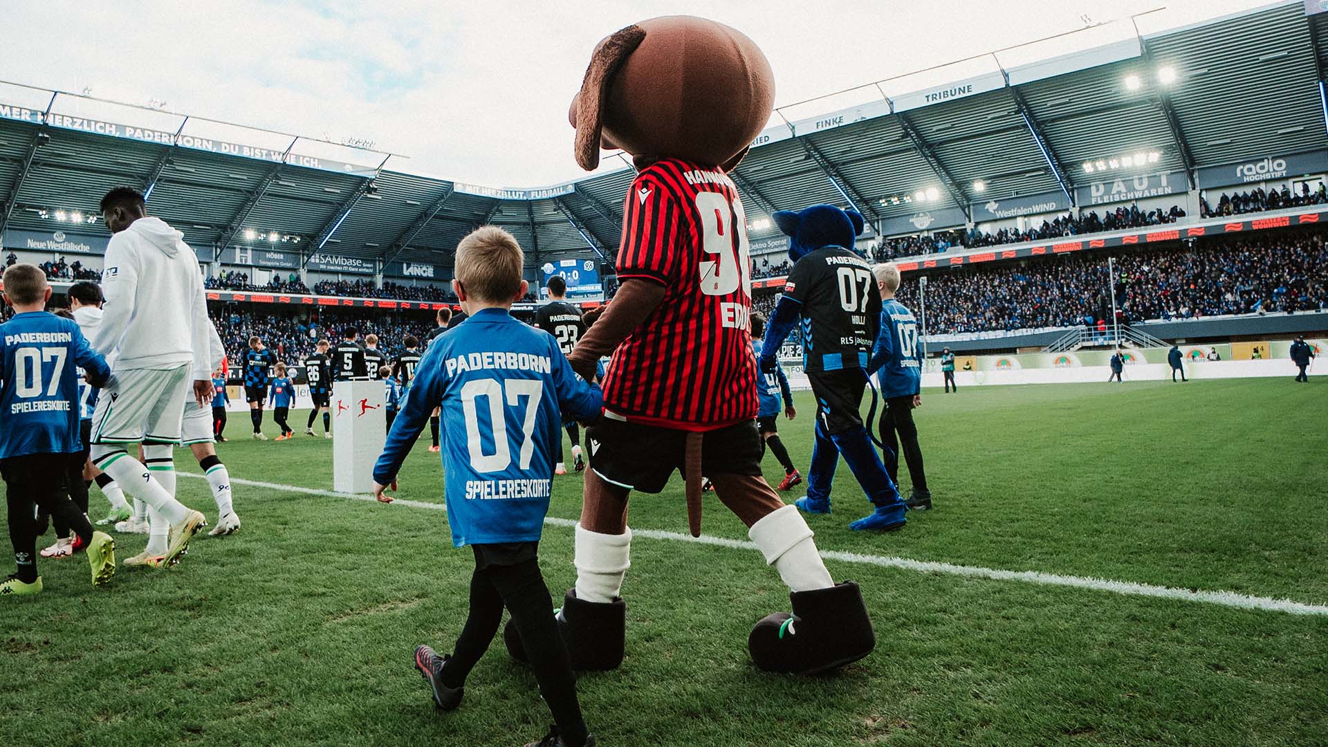 Kind läuft mit Eddi ein.