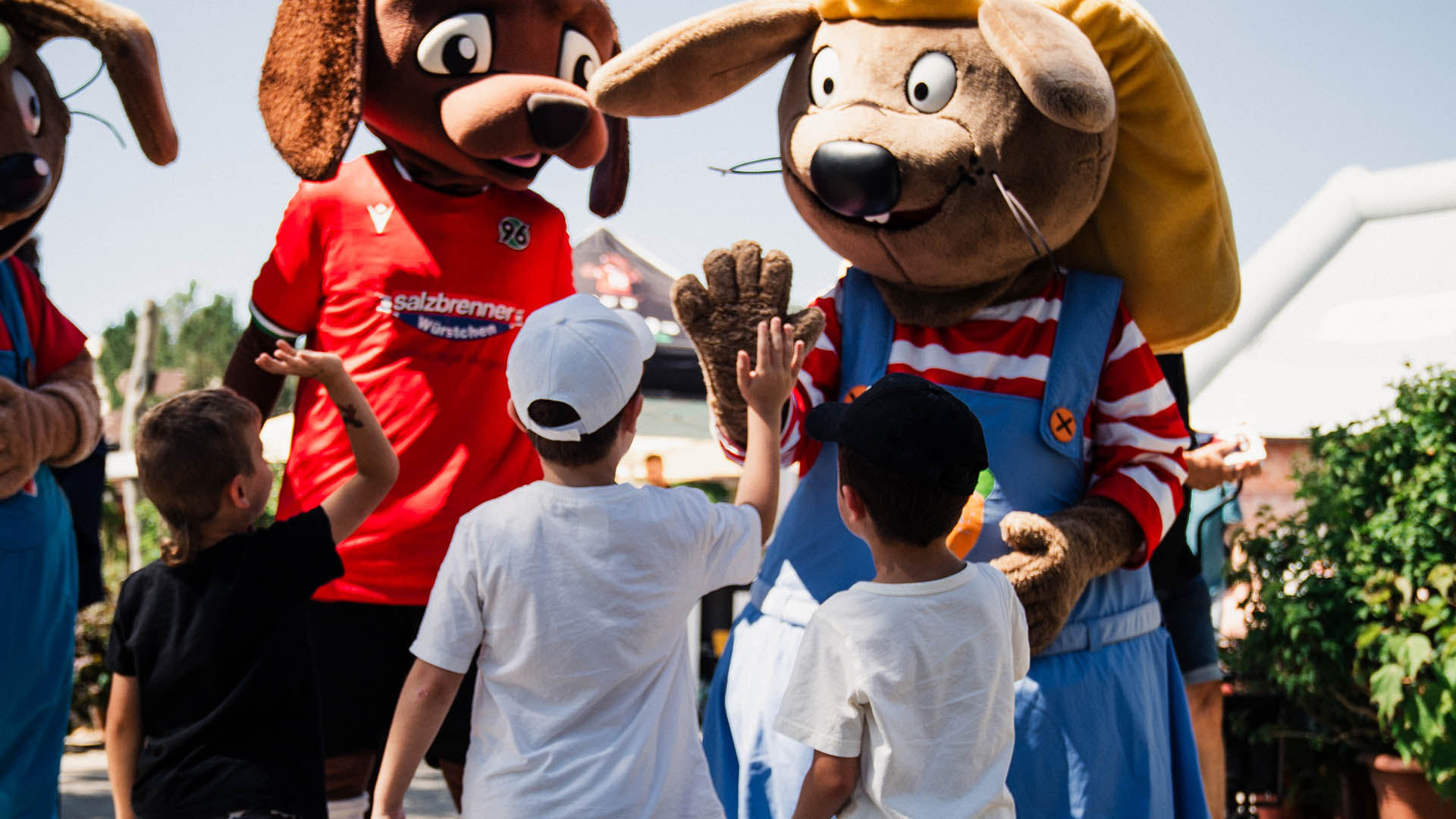 Maskottchen mit Kids.