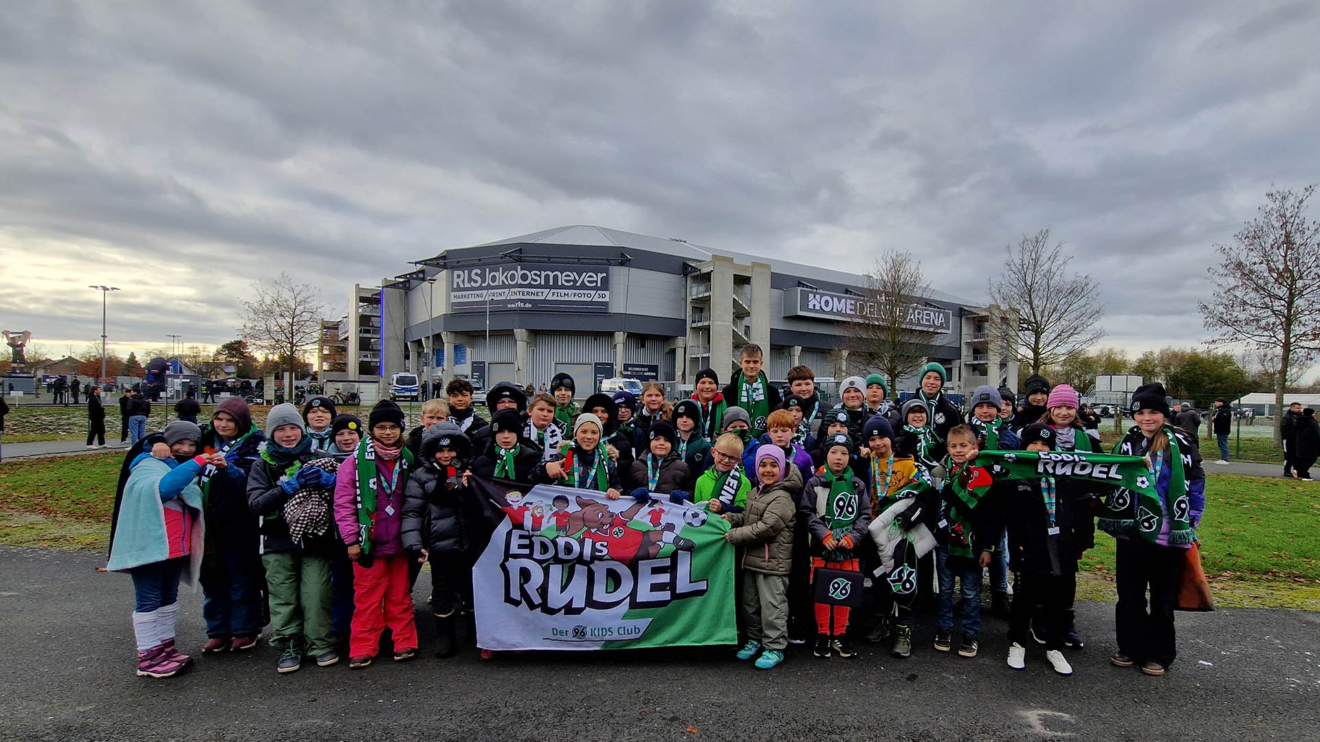 Eddis Rudel Kids vor dem Paderborn Stadion.