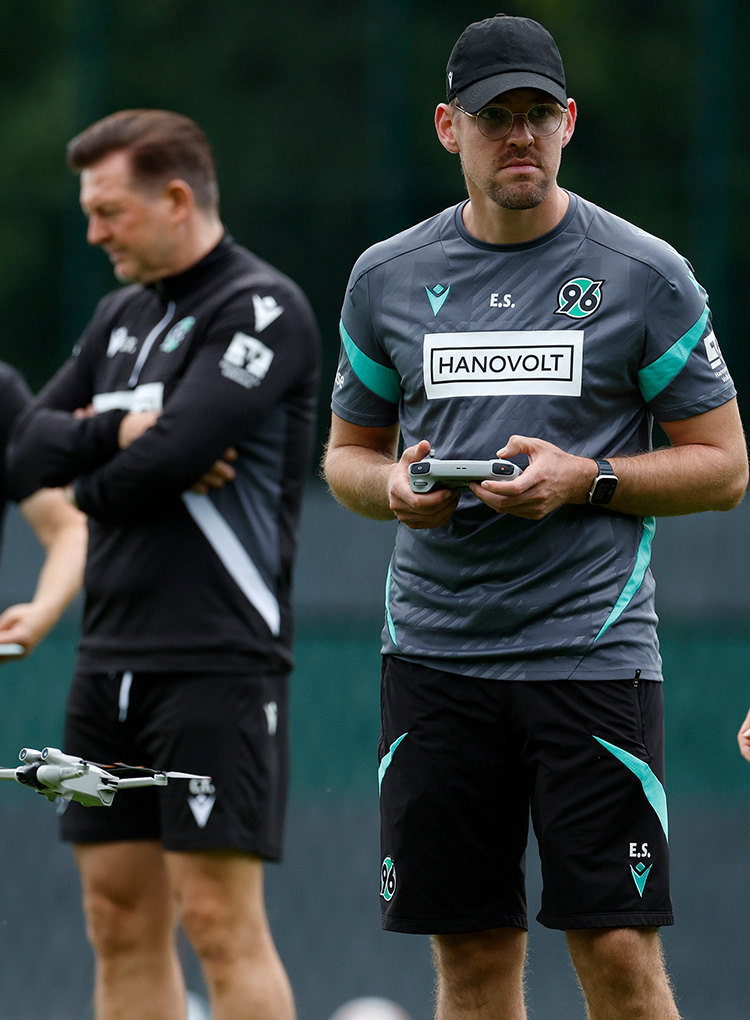 Eduard Schmidt steuert eine Drohne.