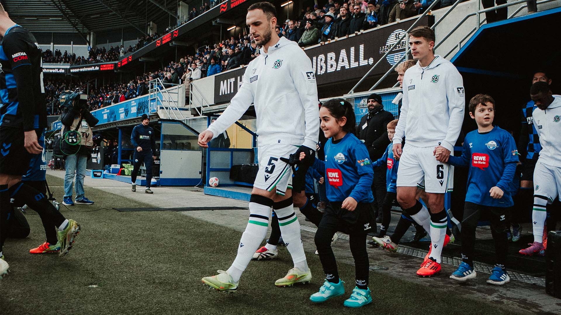 Ghita läuft mit Kind ein.