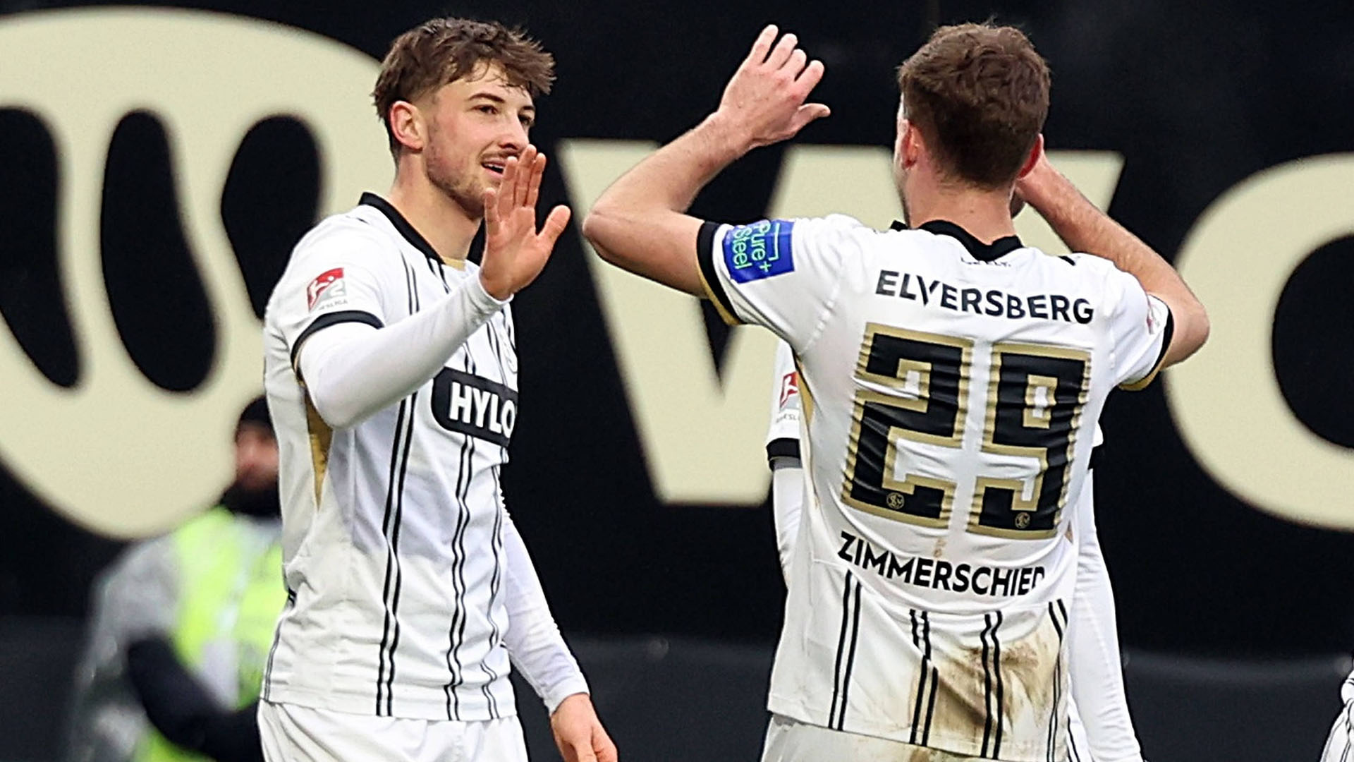 Lukas Petkov und Tom Zimmerschied klatschen ab.