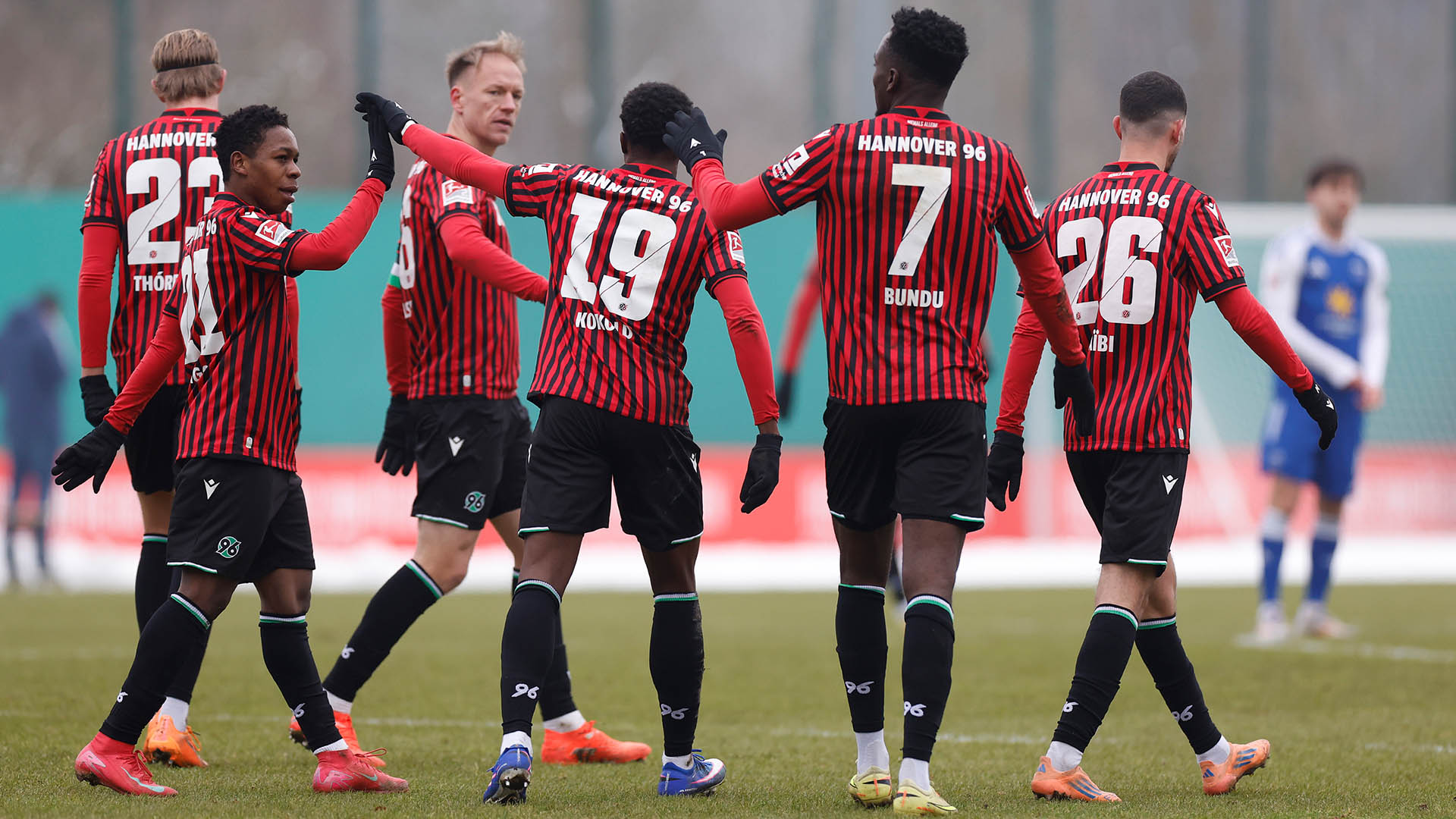 96-Spieler feiern ein Tor.