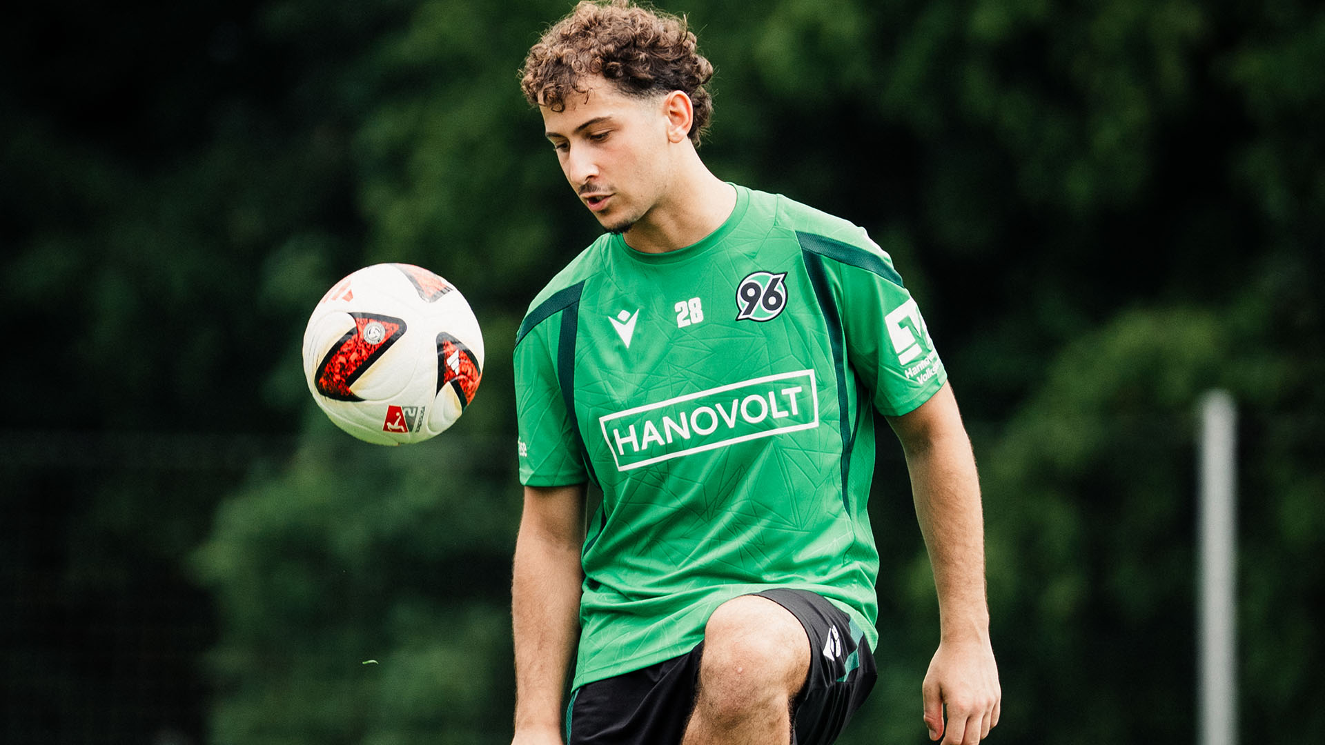 Taycan Ezcibasi im Training am Ball.