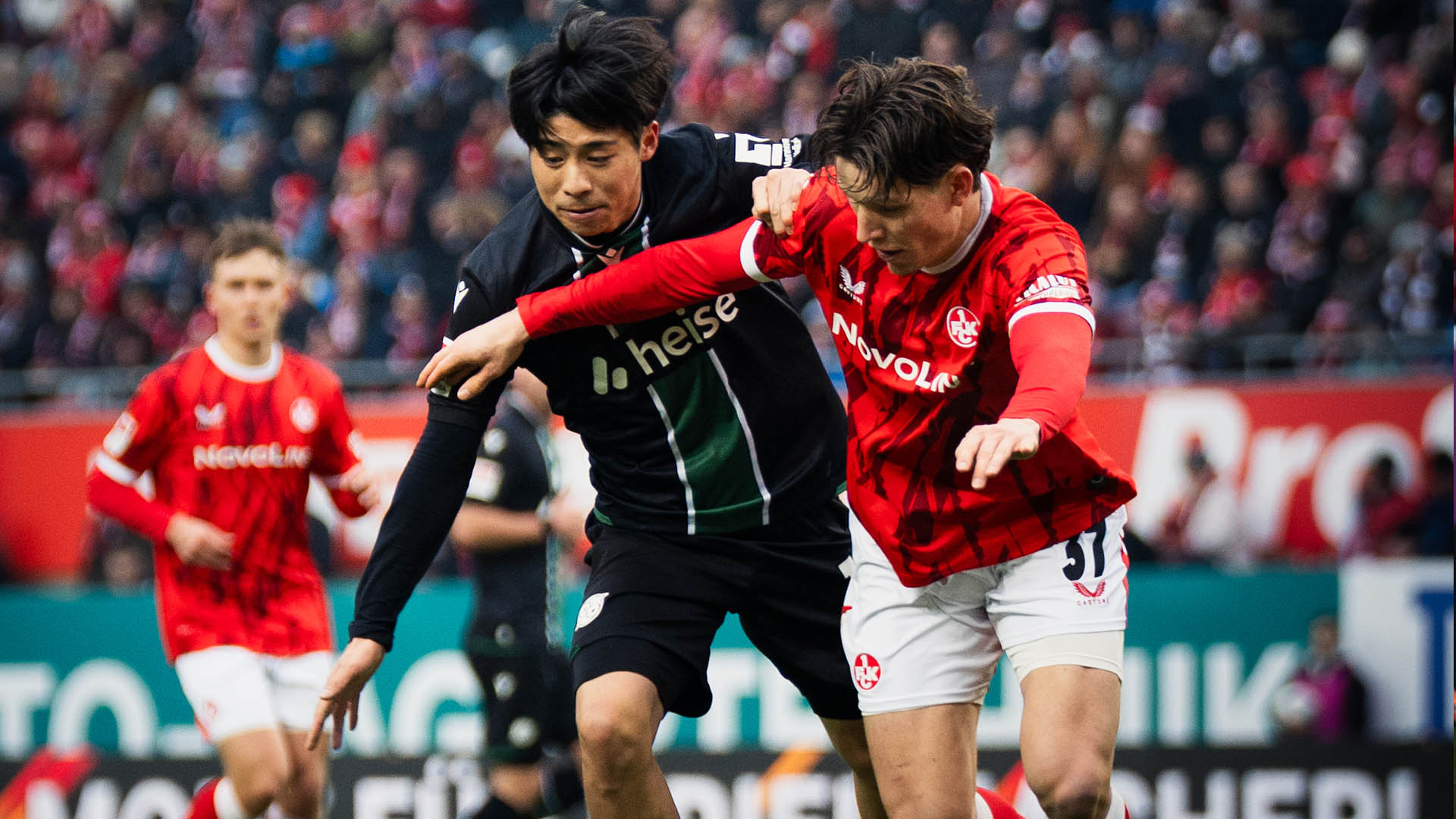 Yokota im Zweikampf mit FCK-Spieler.