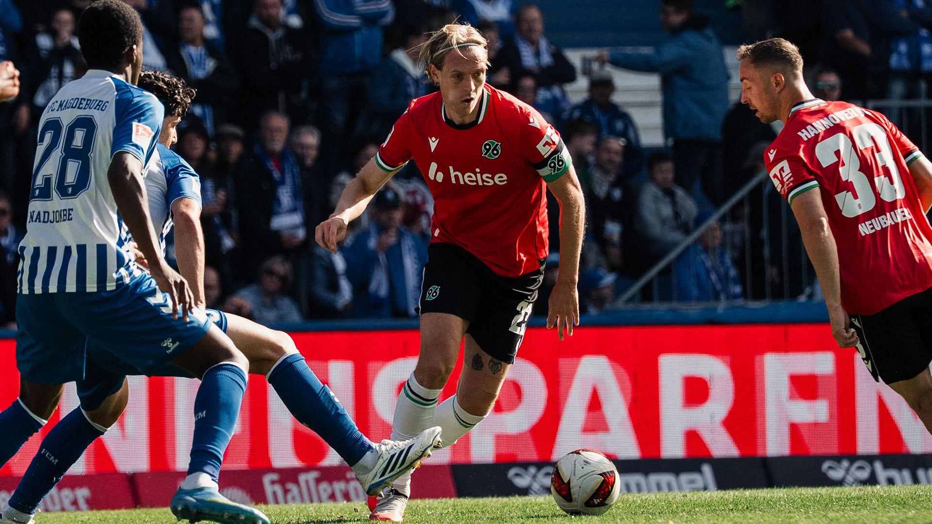 Stefan Thordarson am Ball bedrängt von zwei Magdeburg-Spielern.