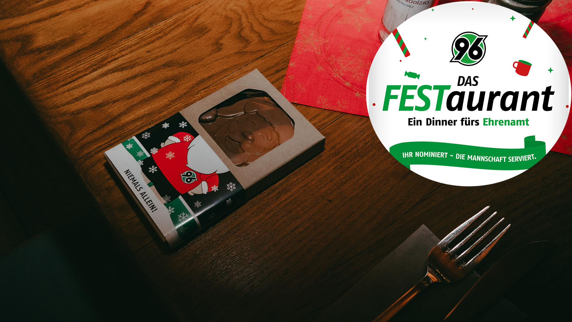 Weihnachtlicher Tisch mit Festaurant Logo rechts oben.