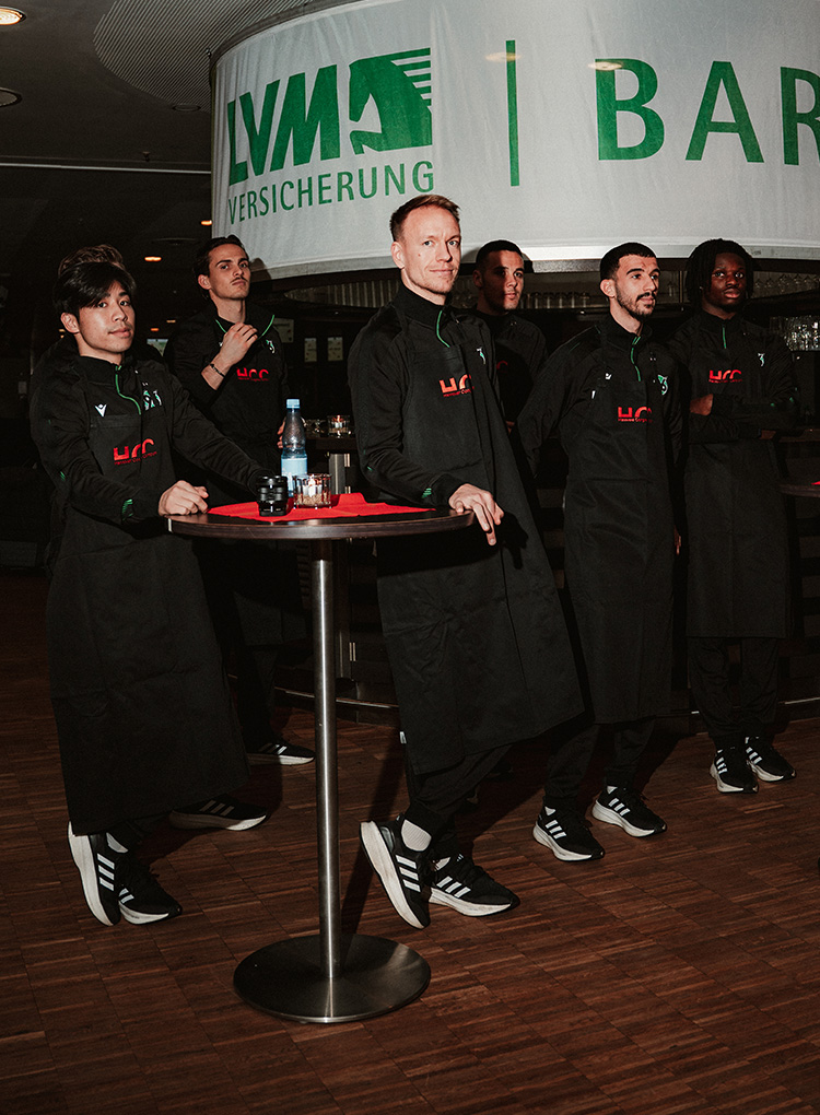 96-Team mit Schürzen.