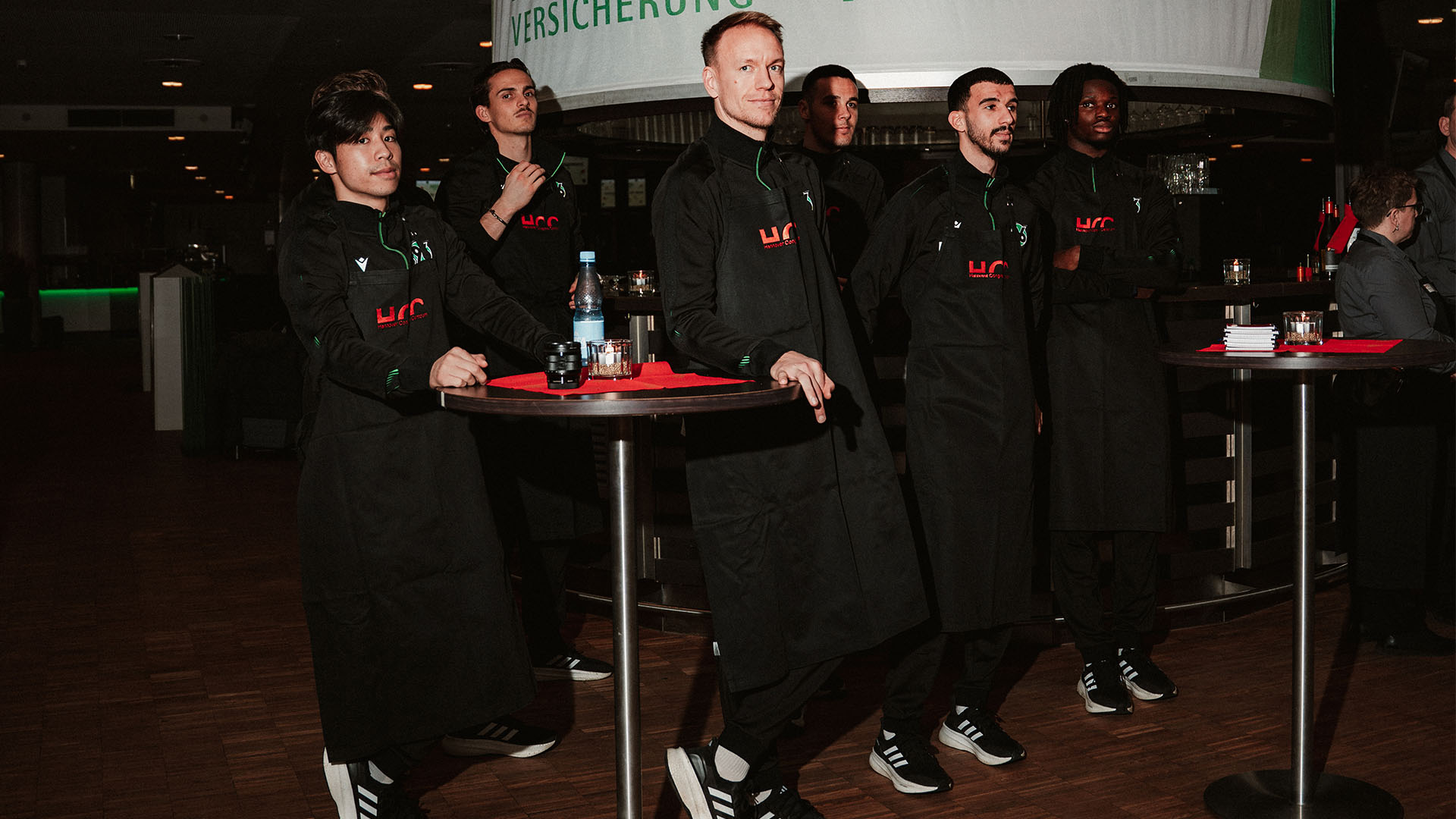 96-Spieler mit Schürzen.