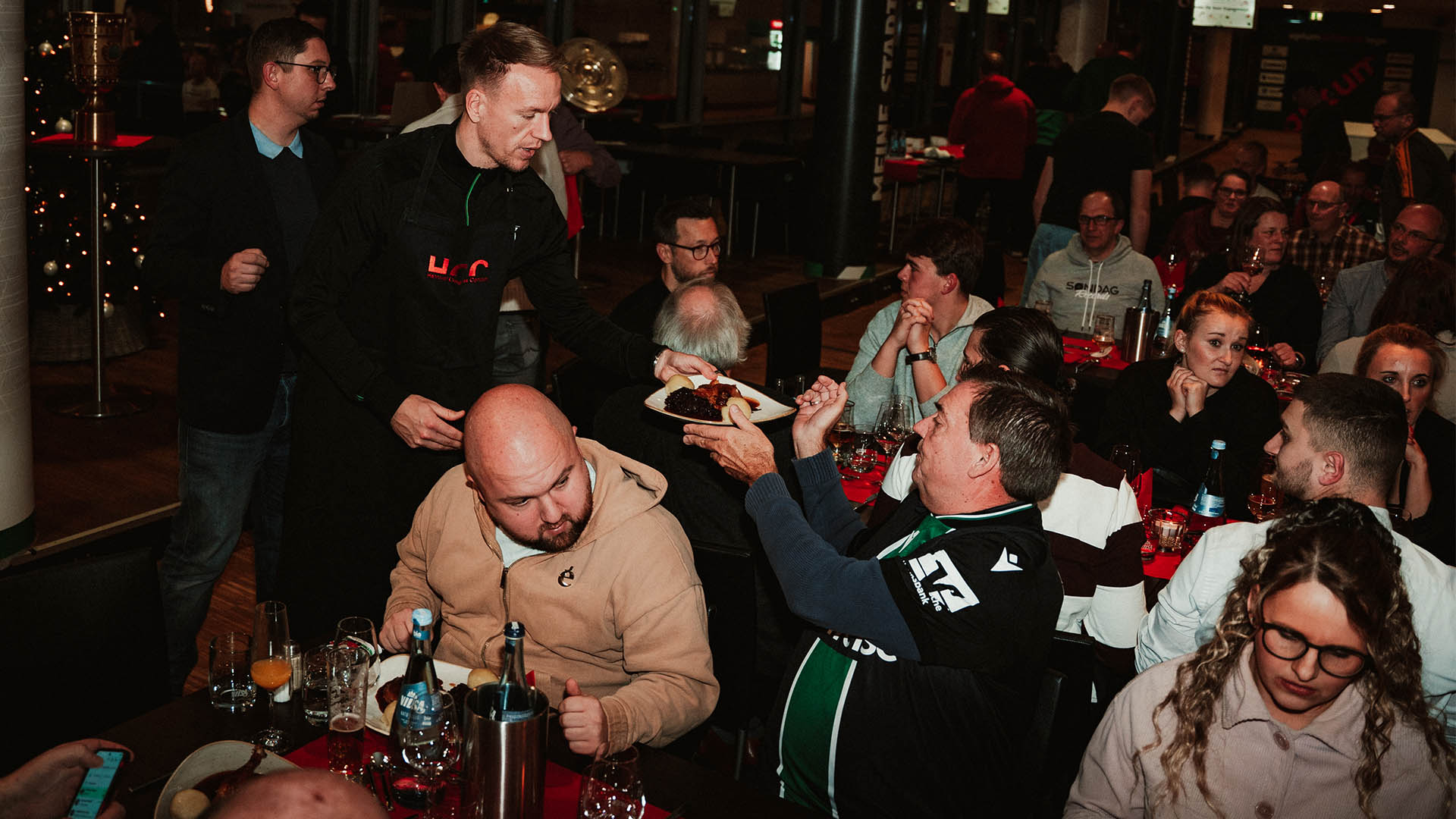 Havard Nielsen mit den Gästen.