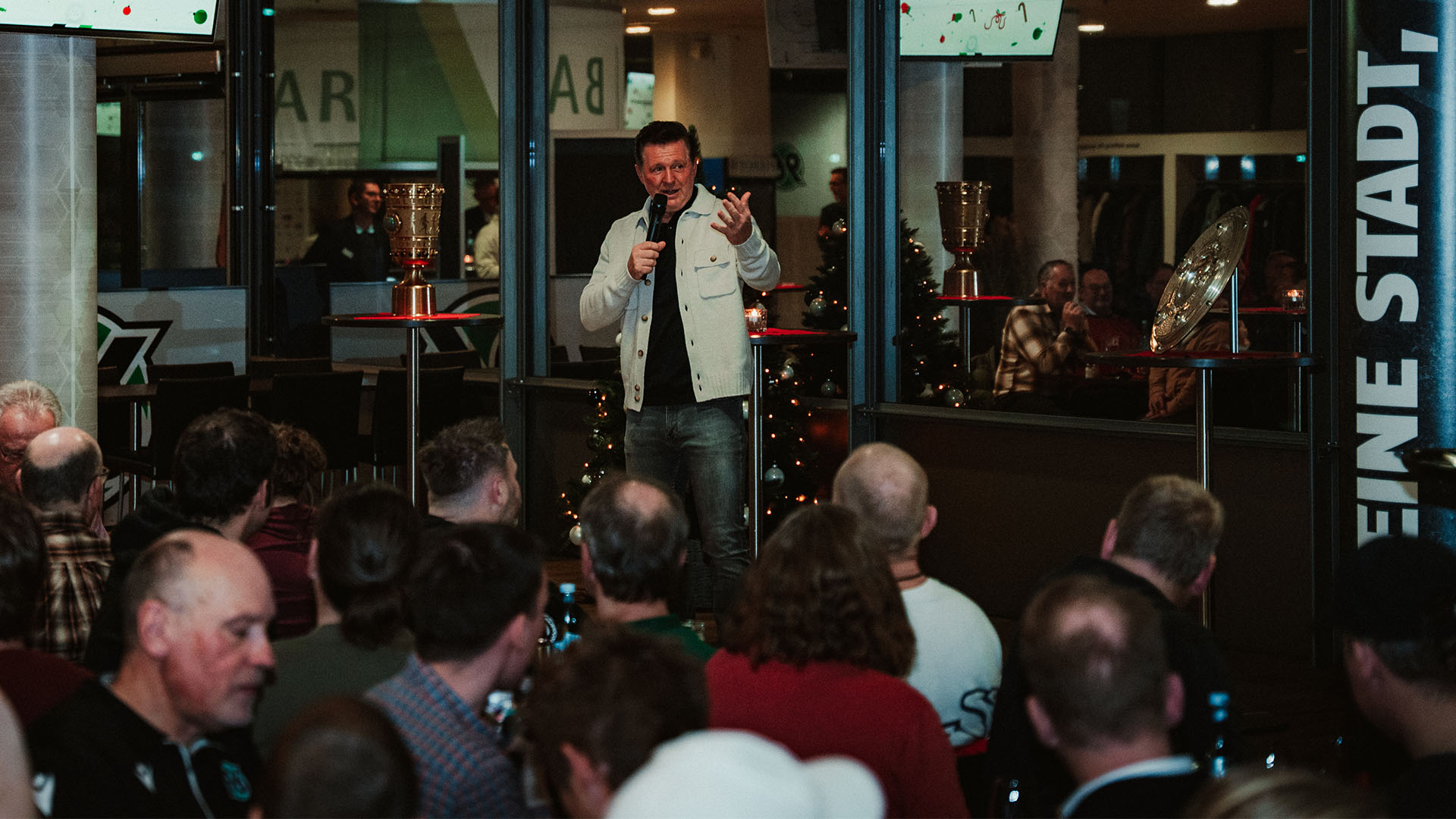 Christian Titz auf der Bühne.