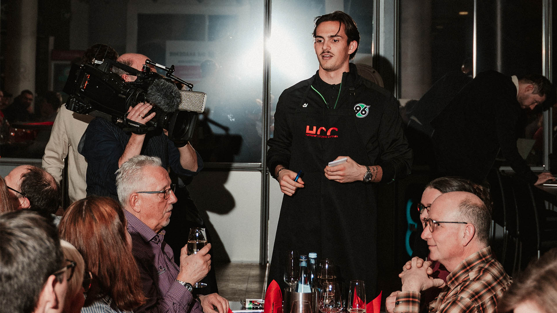 Nahuel Noll nimmt Bestellungen auf.