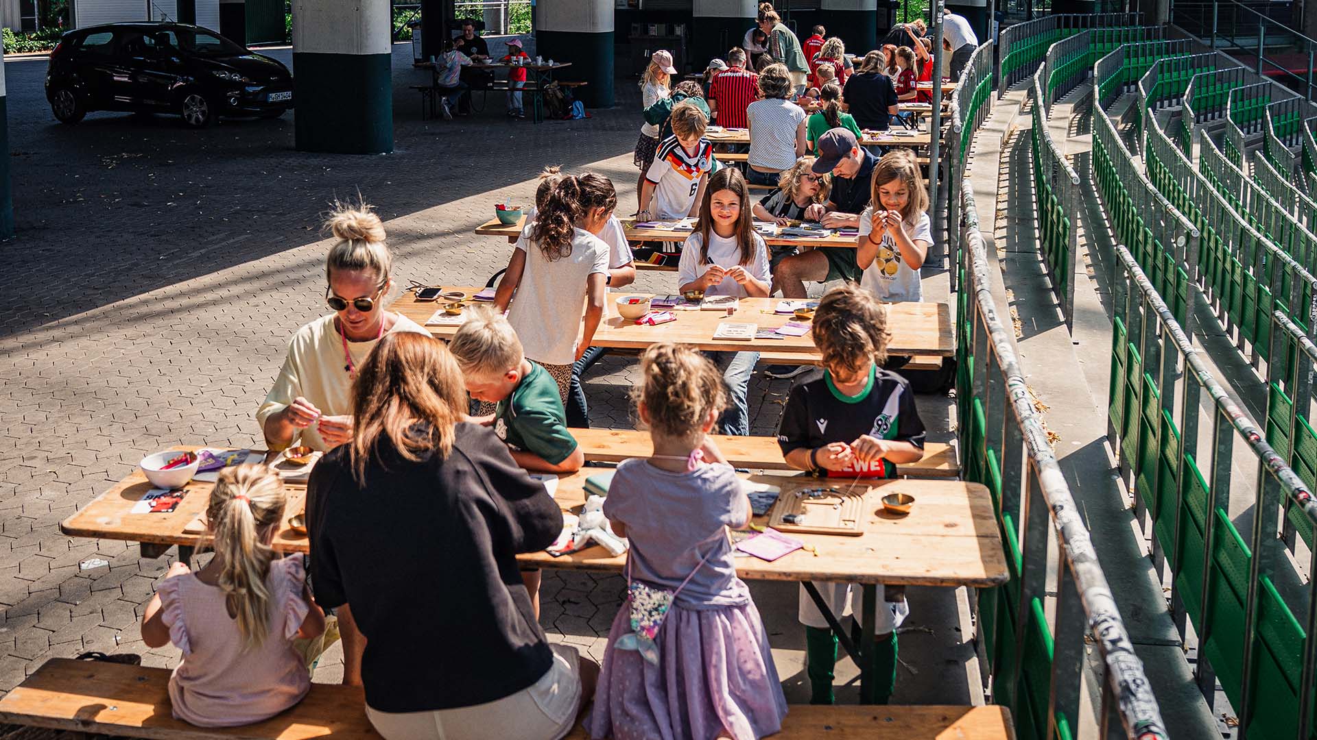 Viele Kinder basteln Freundschaftsbänder.