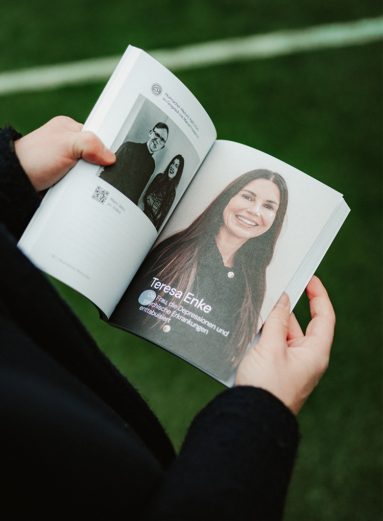 Eine Seite aus einem Buch, auf der ein großes Bild von Teresa Enke zu sehen ist. 