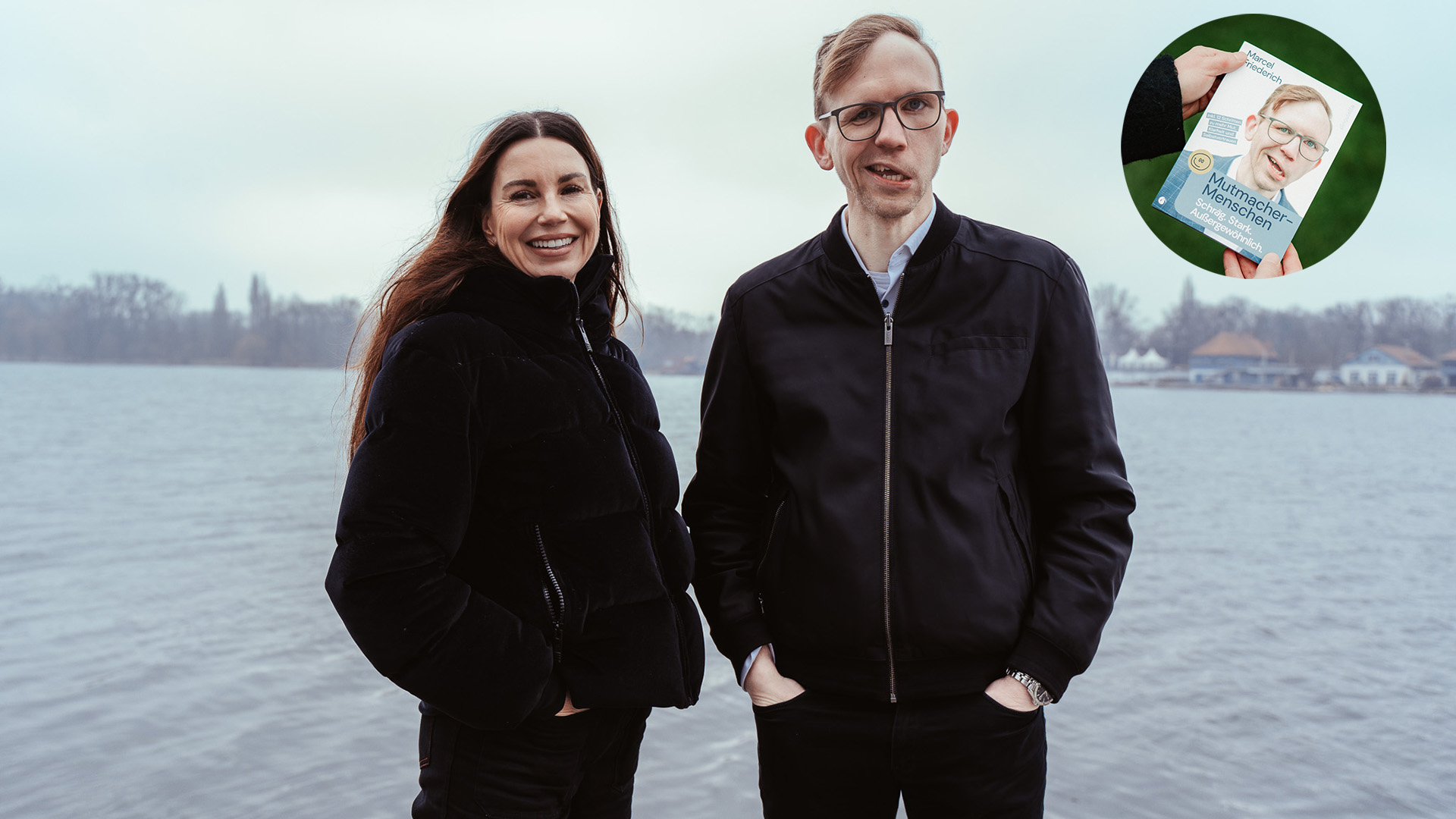 Teresa Enke links und Marcel Friederich rechts stehen vor dem Maschsee.