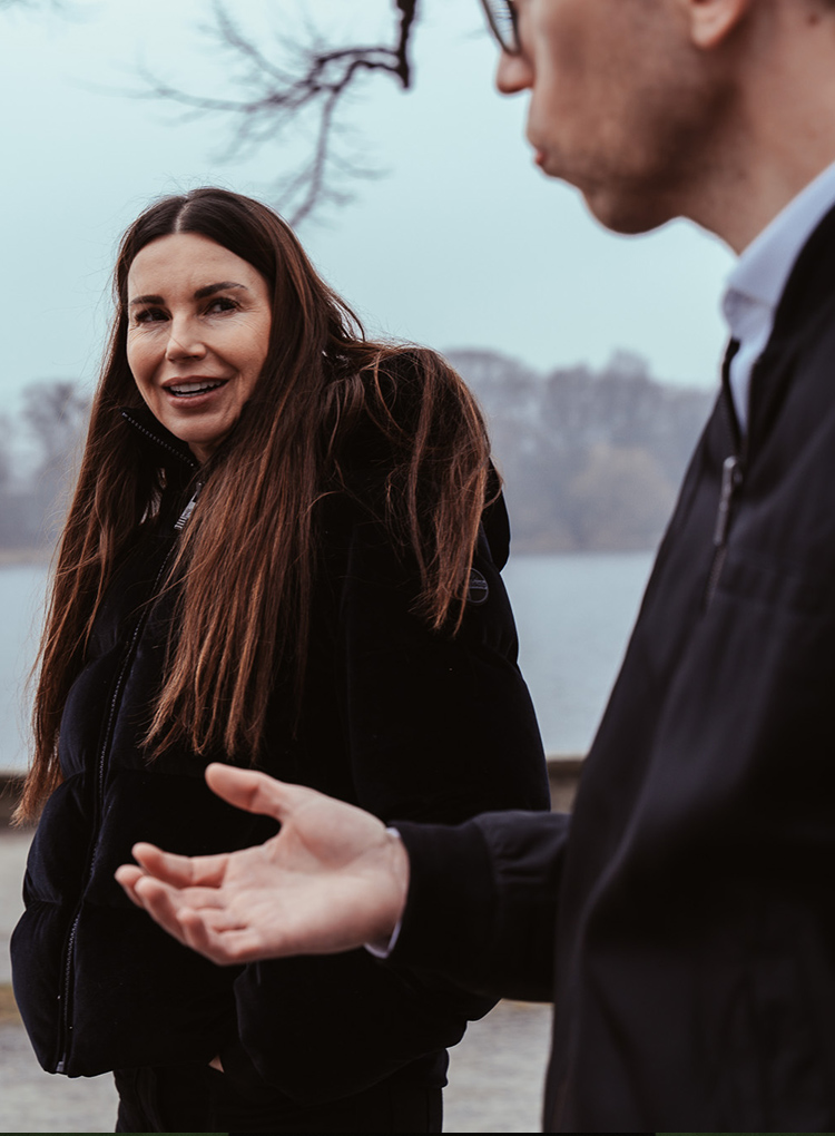 Teresa Enke und Marcel Friedrich unterhalten sich am Maschsee.