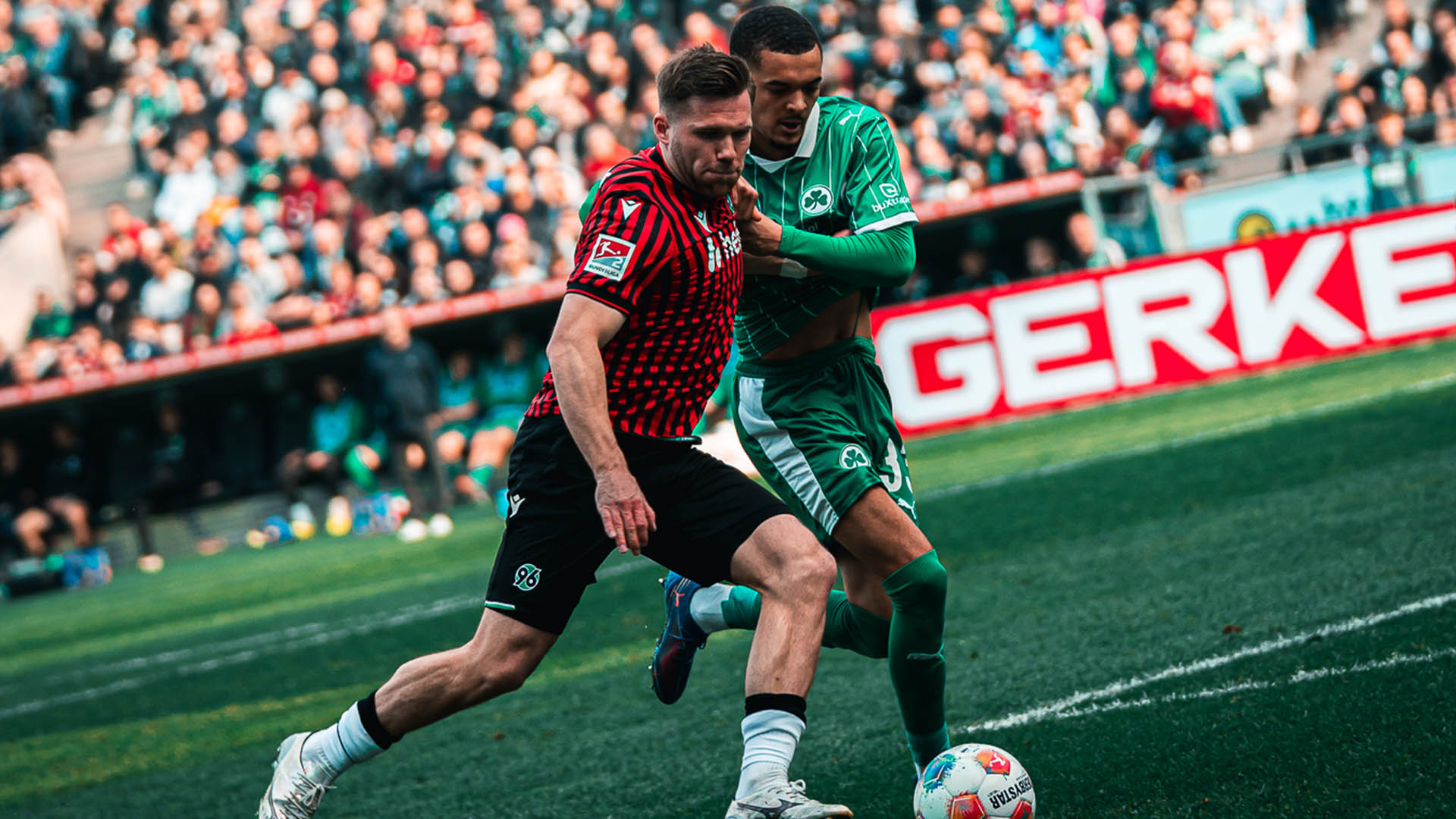 Benjamin Källman im Zweikampf mit einem Fürth Spieler.