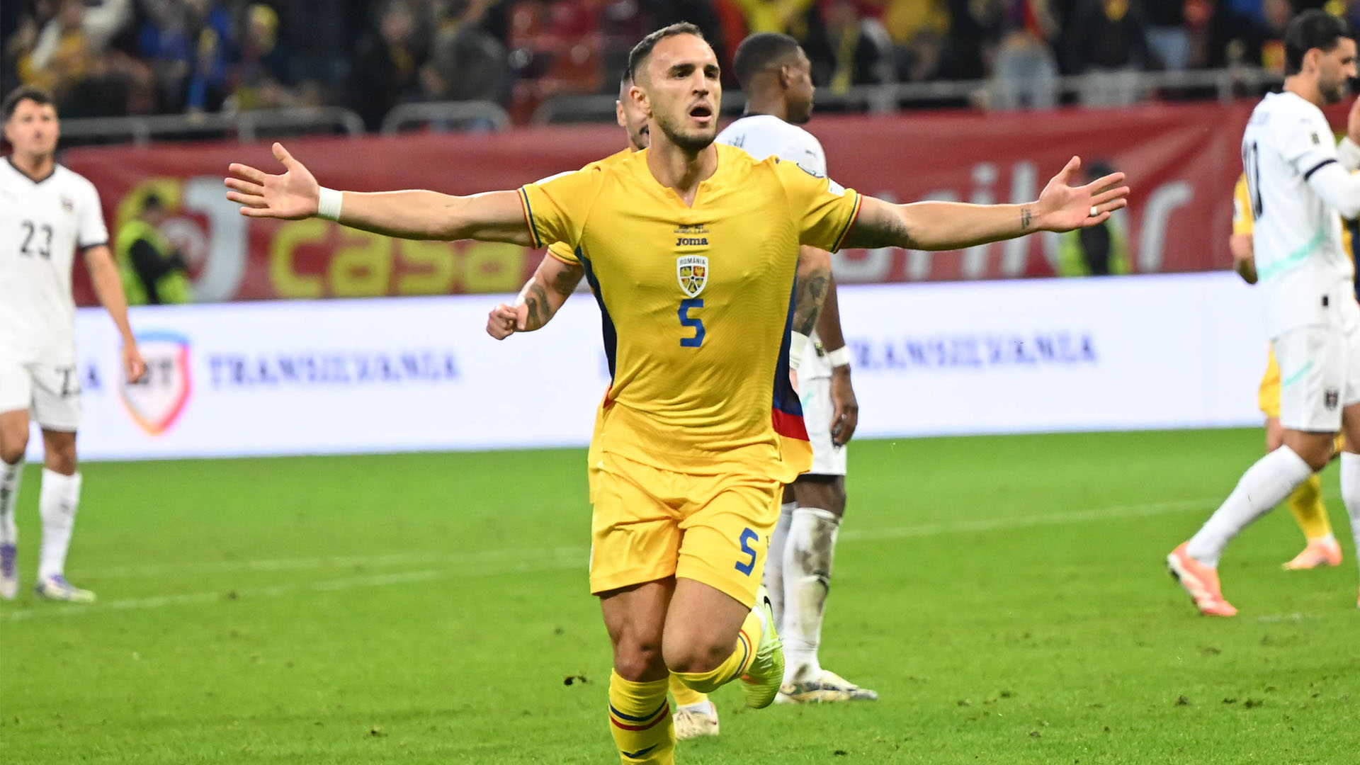 Virgil Ghita feiert ein Tor mit ausgebreiteten Armen