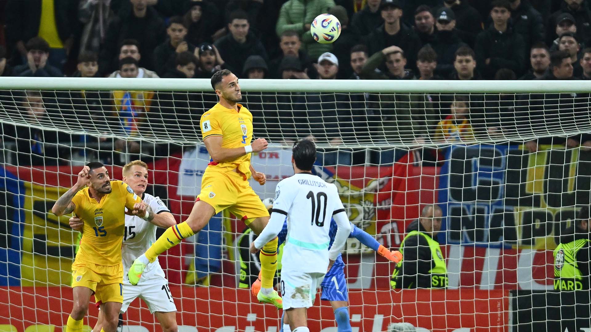 Virgil Ghita springt hoch zum Kopfball.