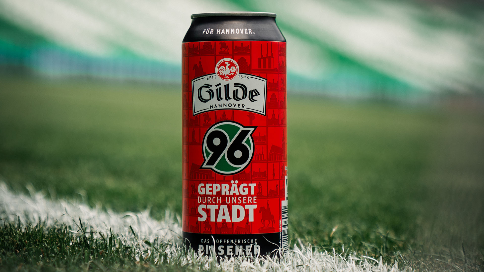 Rote Gilde-Dose auf dem Rasen.