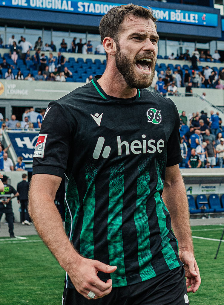 Die verdiente Belohnung Ein hartes Stück Arbeit liegt hinter der Mannschaft von Cheftrainer Christian Titz: Mit dem 1:0 beim SV Darmstadt 98 hat sich Hannover 96 am Sonntag erstmals in dieser Zweitliga-Saison mit einem Sieg belohnt. In Überzahl brauchten die 96-Profis am Böllenfalltor Geduld, ehe Lars Gindorf in der 57. Minute einen Handelfmeter sicher verwandelte und damit das Tor des Tages erzielte. "Es war ein schweres, zähes Spiel. Deshalb sind wir am Ende froh, mit 1:0 gewonnen zu haben", sagte der glückliche Torschütze nach dem Abpfiff.  Die Erleichterung über den ersten Liga-Dreier war auch Boris Tomiak deutlich anzumerken. In den ersten beiden Begegnungen der Saison hatten sich die Roten trotz guter Phasen noch nicht mit Punkten belohnt. In Darmstadt gelang nun der ersehnte erste Schritt. "Das tut uns allen richtig gut gerade", sagte der Innenverteidiger. "Das haben wir uns auch mehr als verdient. Wir mussten uns für die letzten Leistungen einfach nur belohnen – und das haben wir heute endlich geschafft."