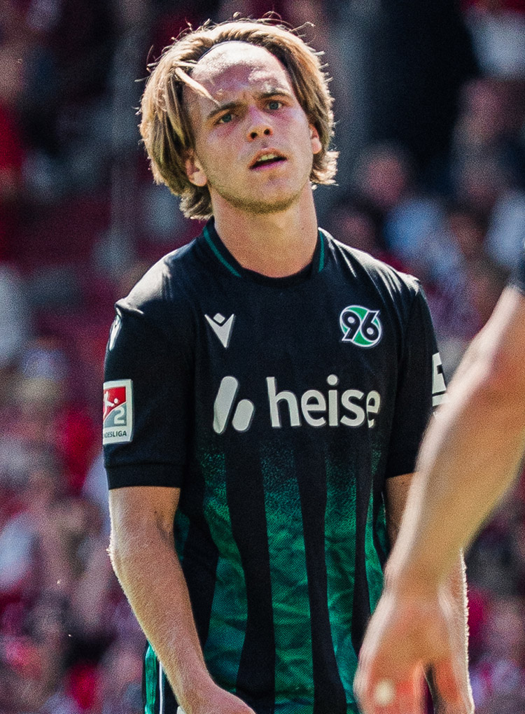 Lars Gindorf im dunklen 96-Trikot.