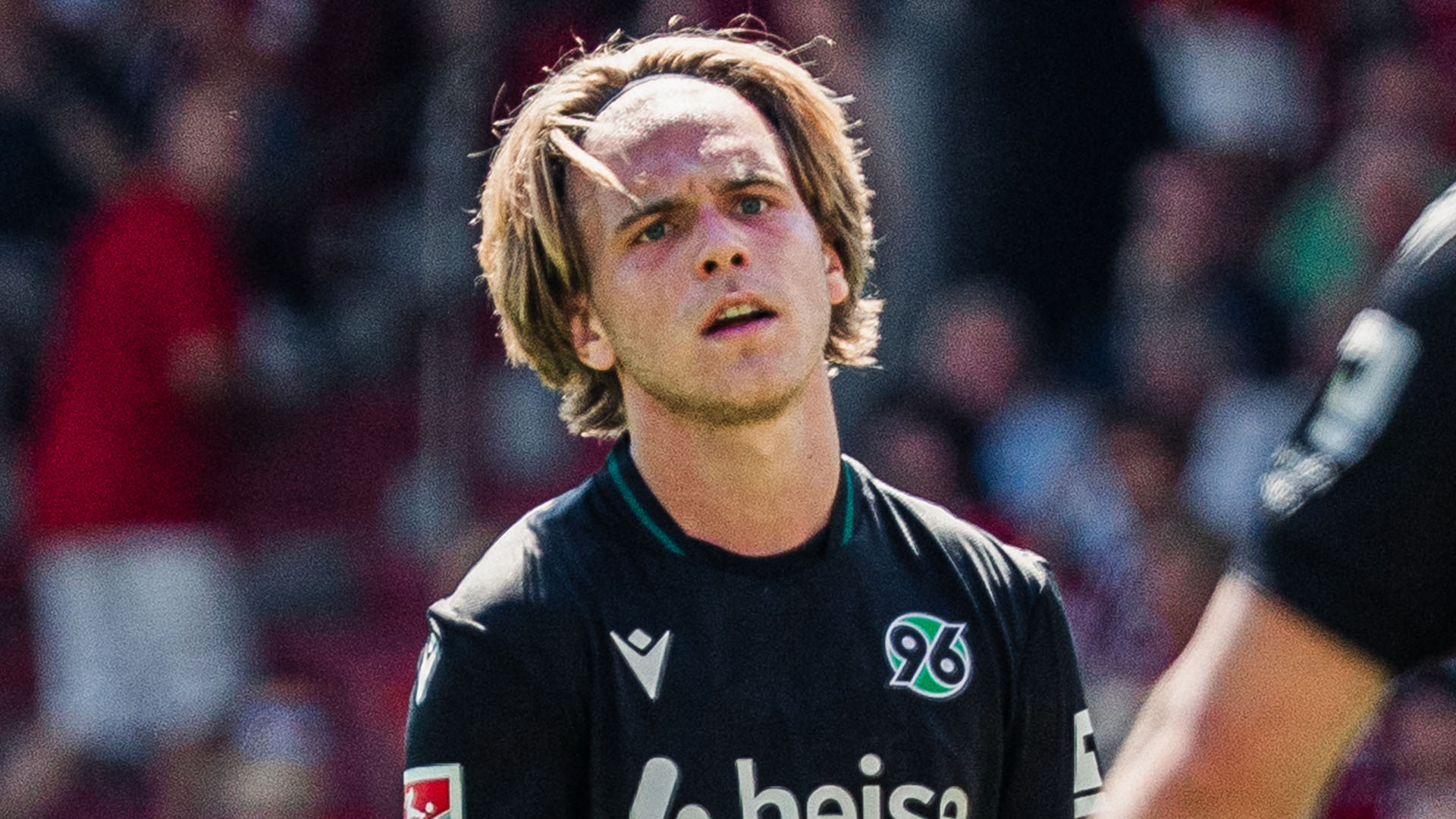 Lars Gindorf im dunklen 96-Trikot.