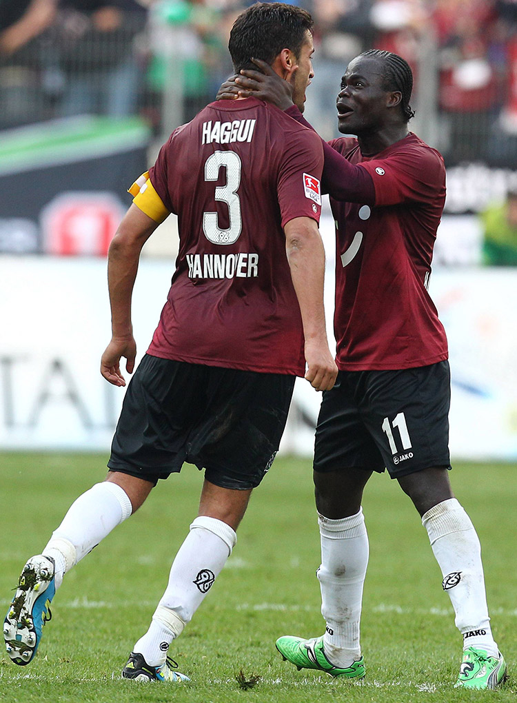 Karim Haggui (links) und Ya Konan bejubeln gemeinsam ein Tor.