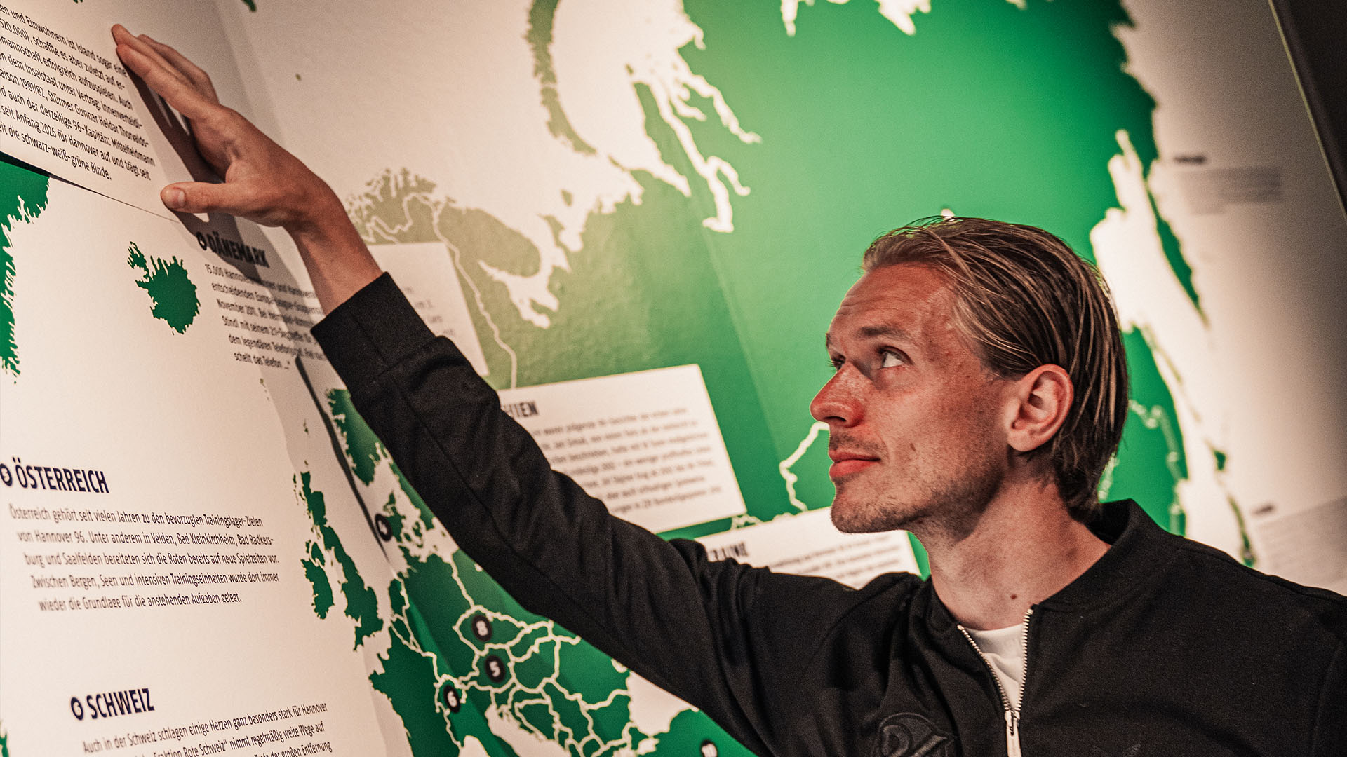 Stefan Thordarson zeigt auf Schrift an der Wand.
