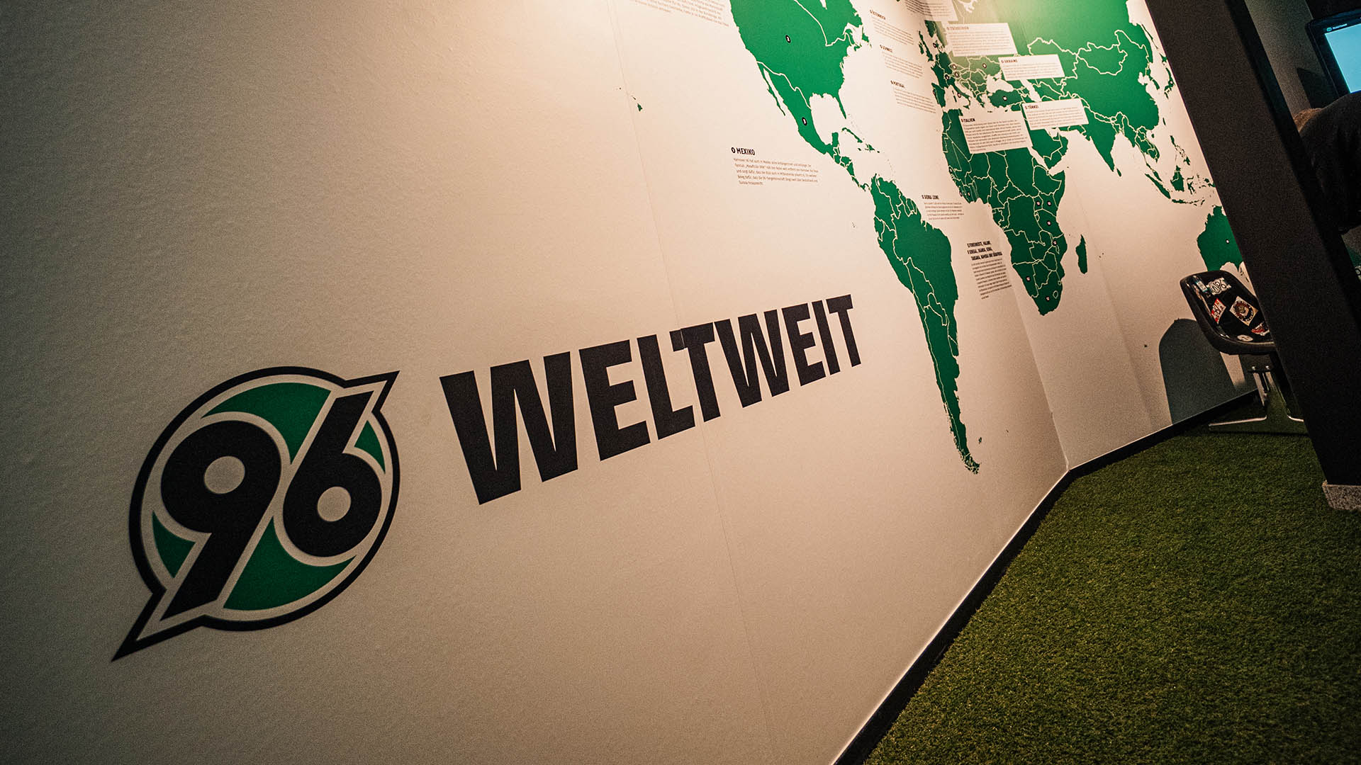 96-Weltweit Schriftzug an der Wand.