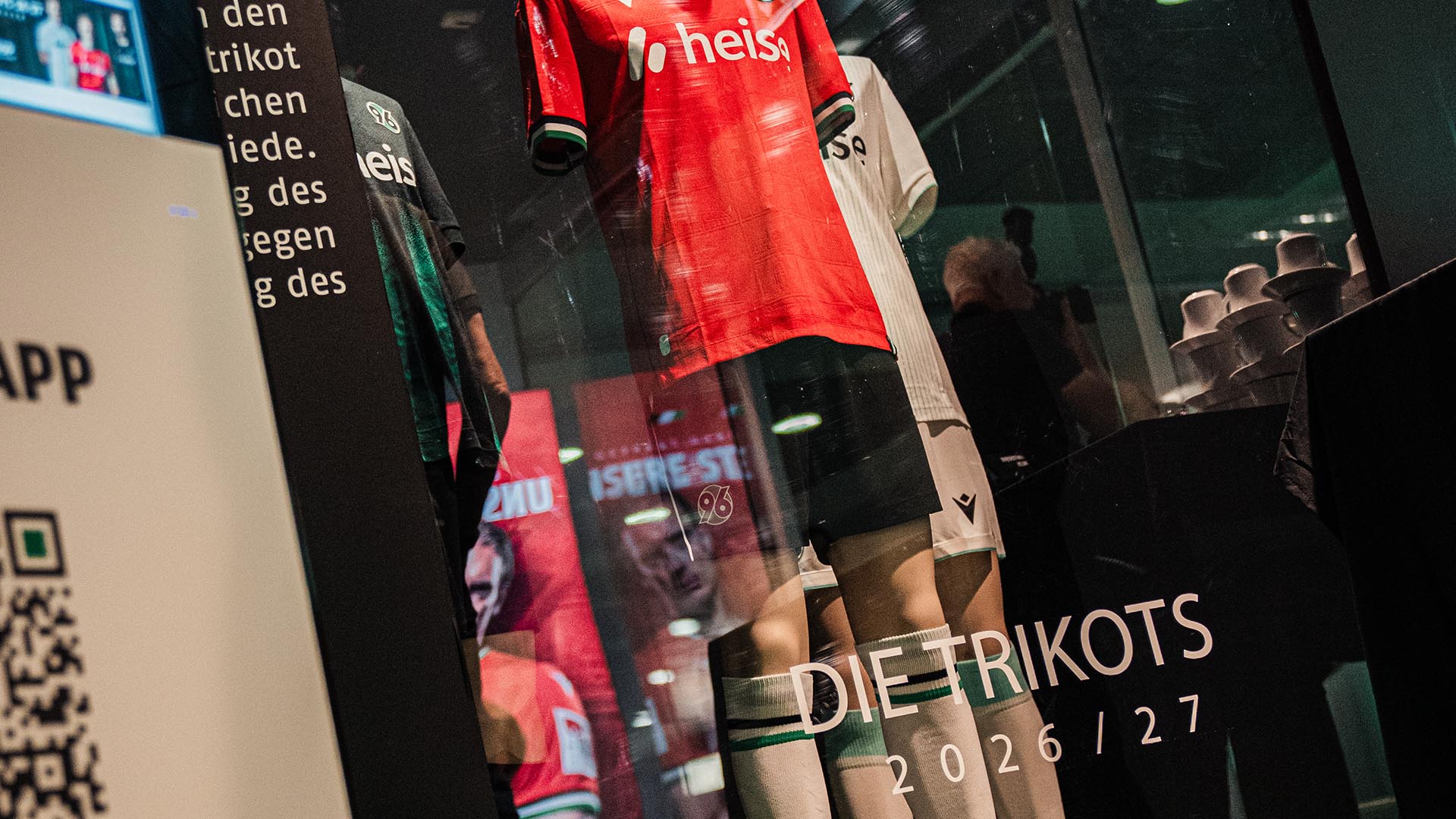 96-Trikot hinter Glas.