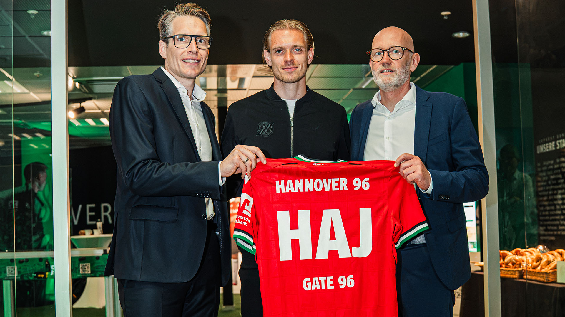 96-Geschäftsführer Henning Bindzus (links), 96-Kapitän Stefan Teitur Thordarson und Flughafengeschäftsführer Maik Blötz eröffneten gemeinsam das "Gate 96". 