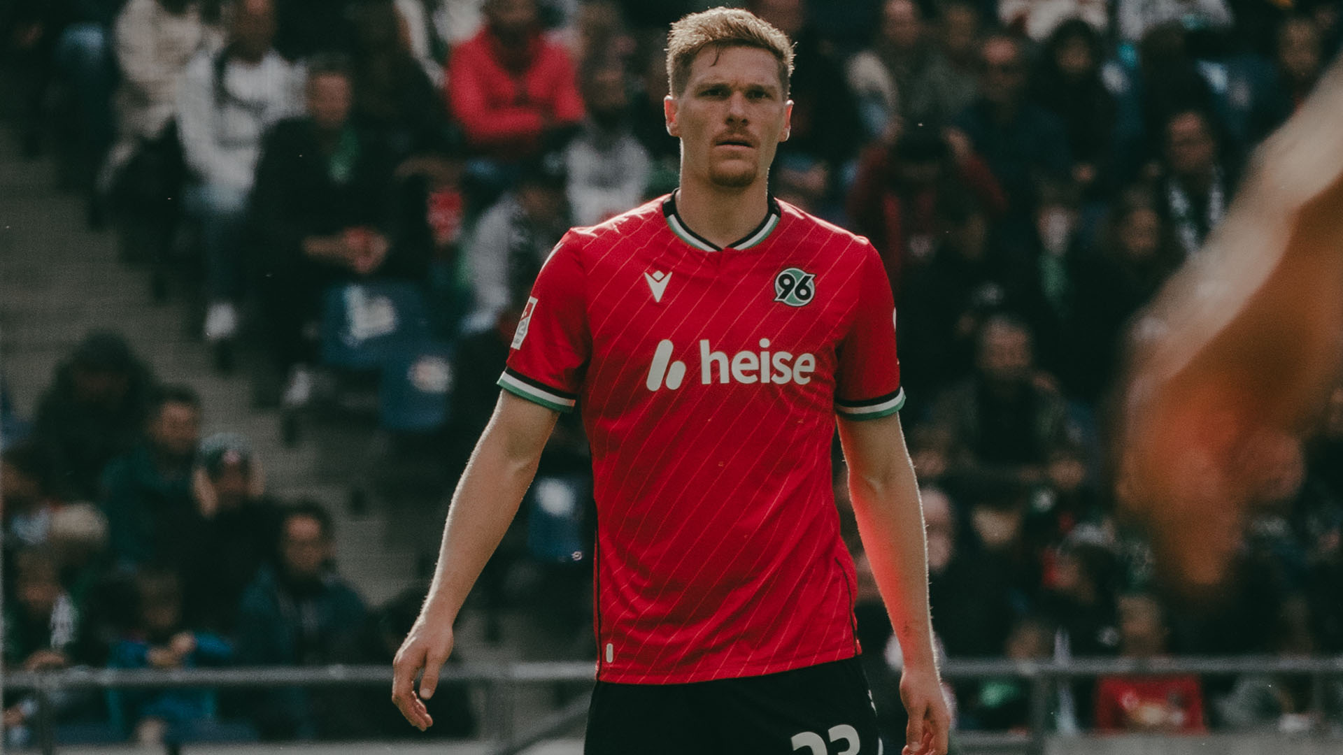 Marcel Halstenberg im roten 96-Trikot.