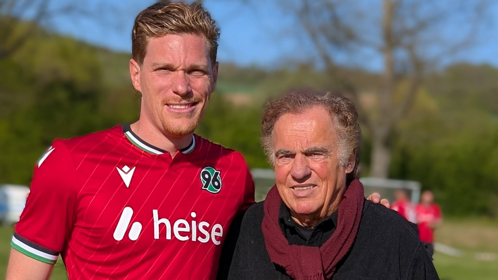 Halstenberg (links) und Frank Obermayer Arm in Arm.