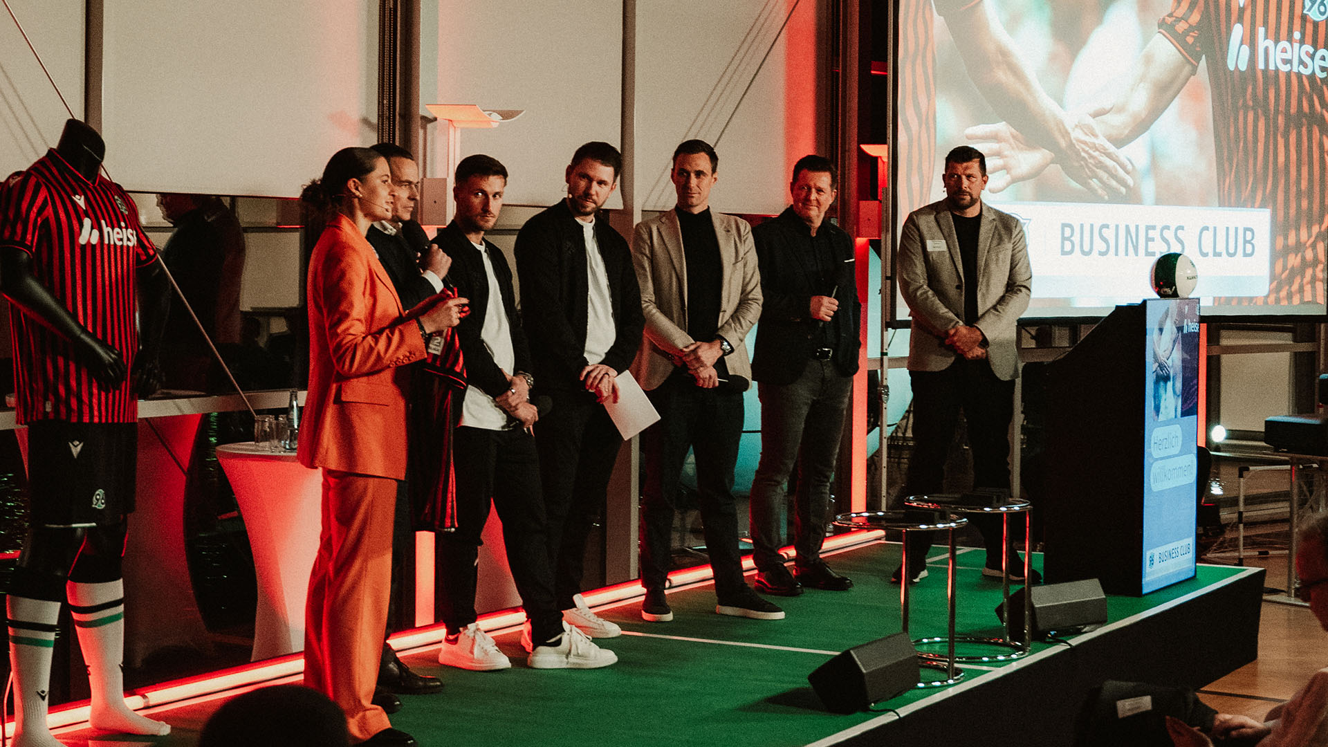 Verschiedene Vertreter von heise und 96 auf der Bühne.