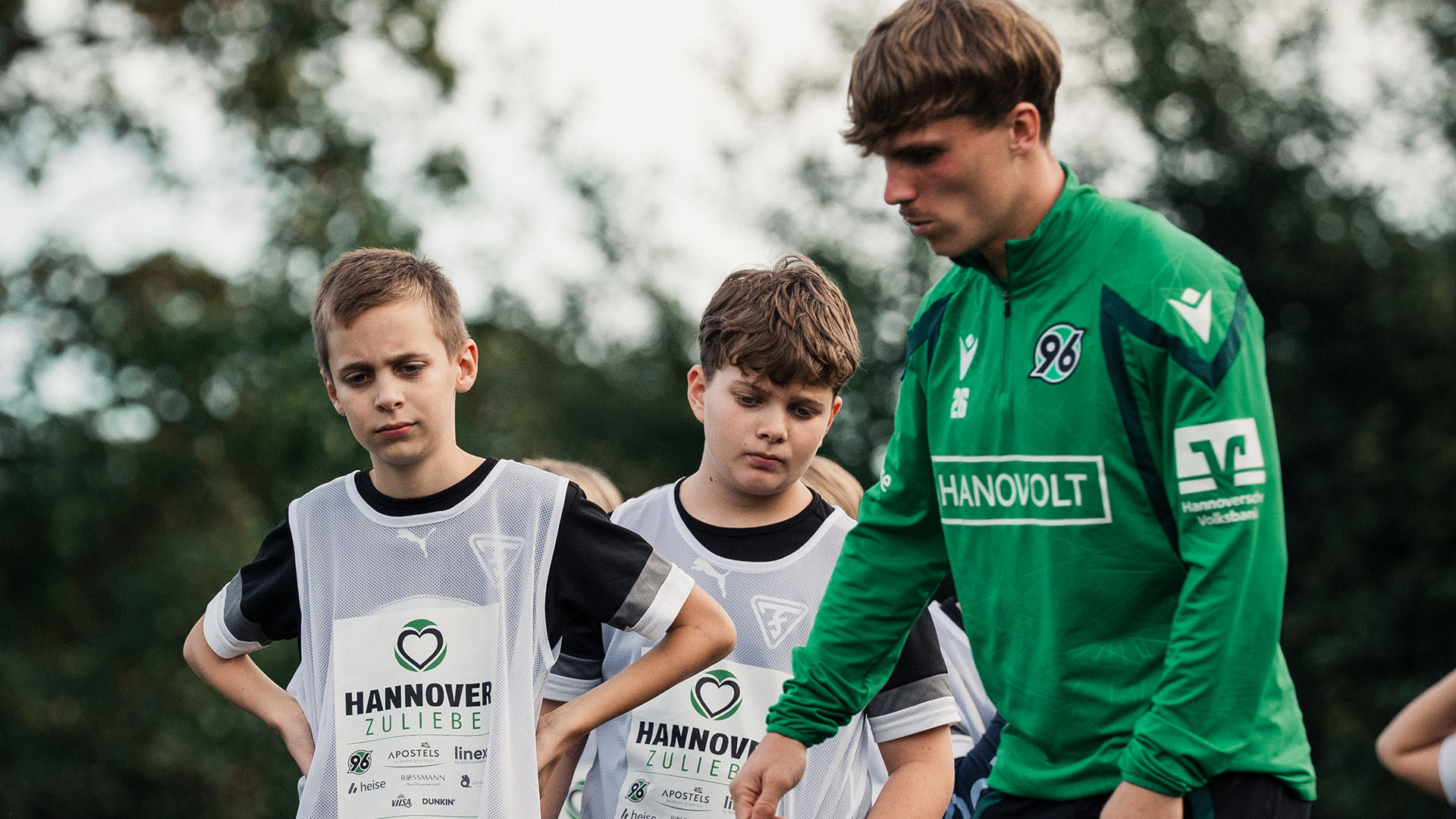 Tom Hobrecht mit Kids auf dem Platz.