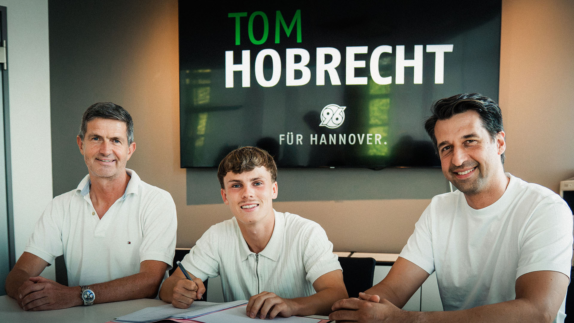 Tom Hobrecht bei der Vetragsunterschrift mit Ralf Becker (links) und Jonas Boldt (rechts).