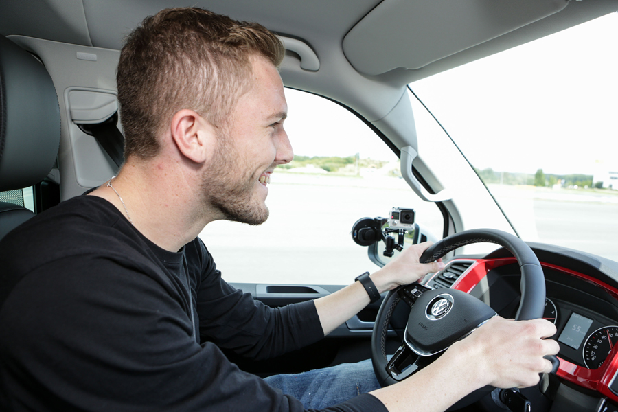 Hatte sichtlich Spaß beim Autofahren: 96-Verteidiger Andre Hoffmann.