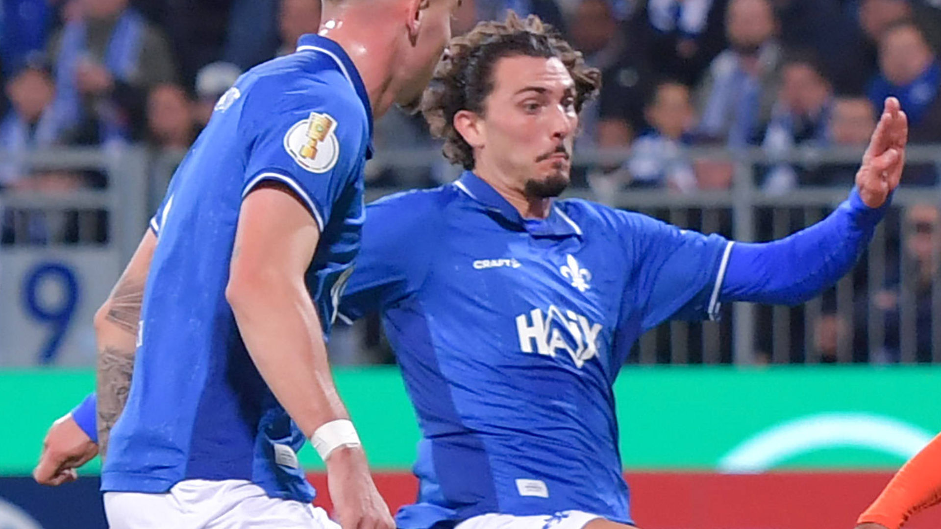 Fraser Hornby in blauem Trikot.