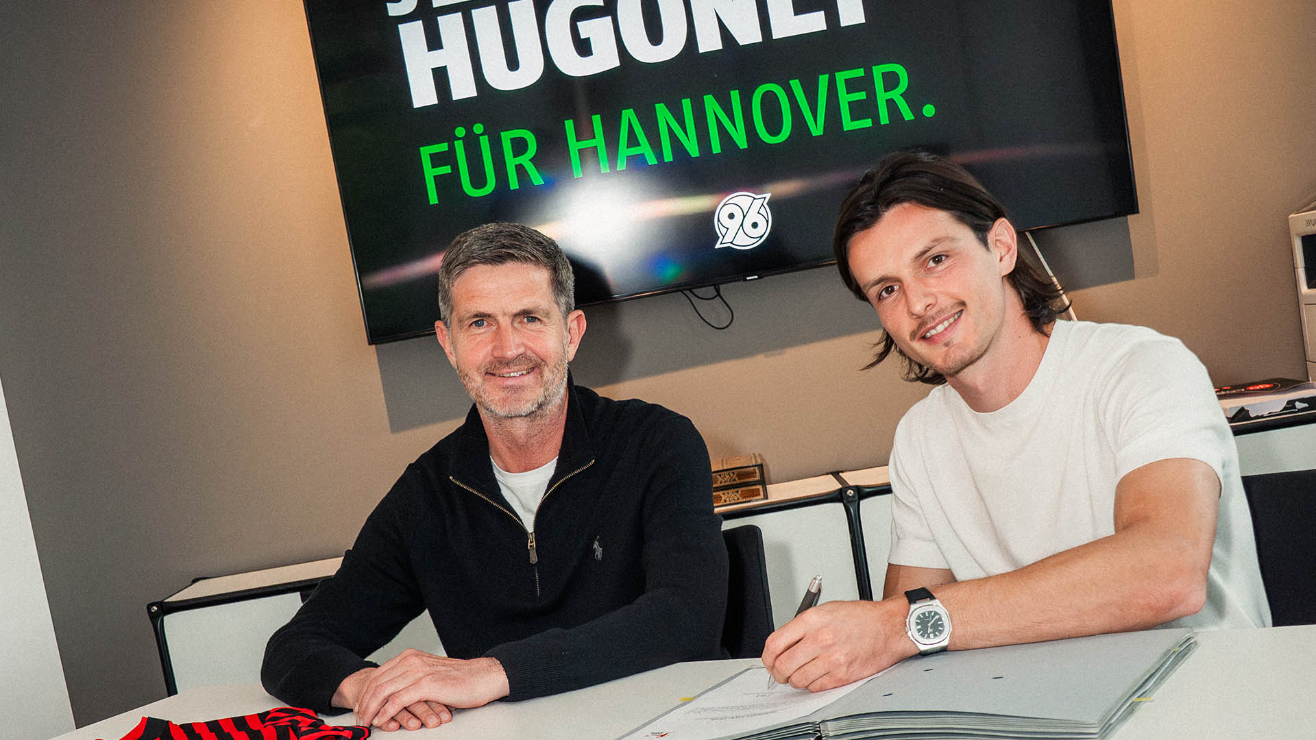 Jean Hugonet bei der Vertragsunterzeichnung neben Sportdirektor Ralf Becker.