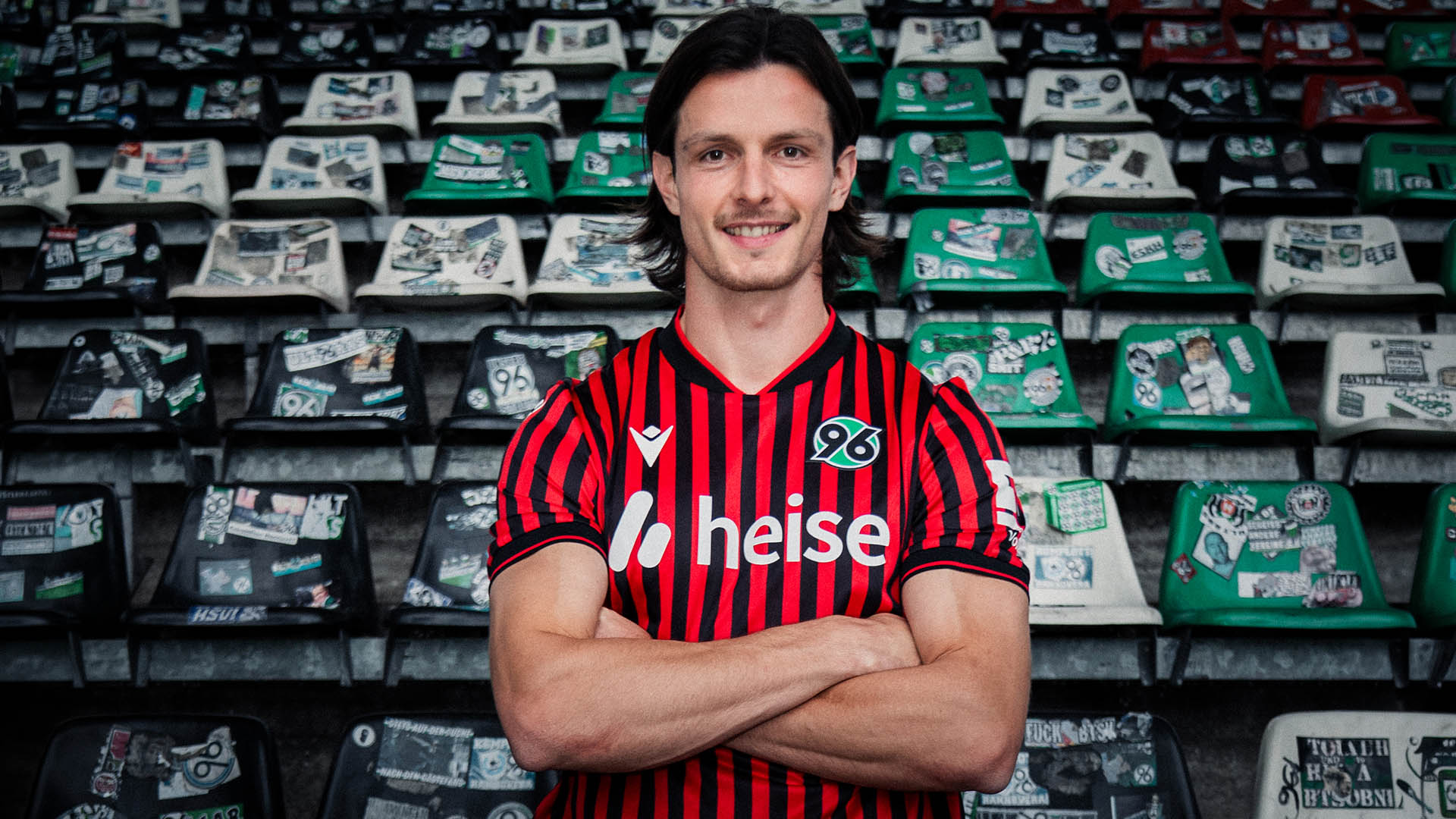 Jean Hugonet mit verschränkten Armen im Stadion.